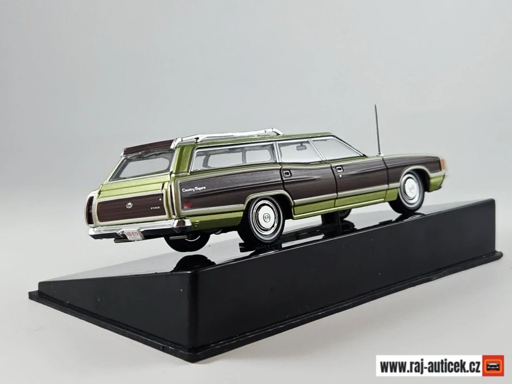 Ford LTD Country Squire 1972 1:43 IXO
