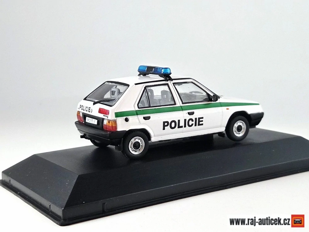 Škoda Favorit LX 135 policie DeAgostini Kaleidoskop slavných vozů časopis s modelem