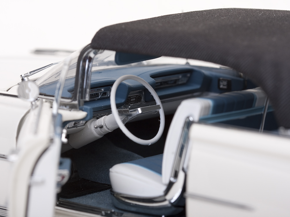 Oldsmobile 98 Convertible 1:18 Sun Star