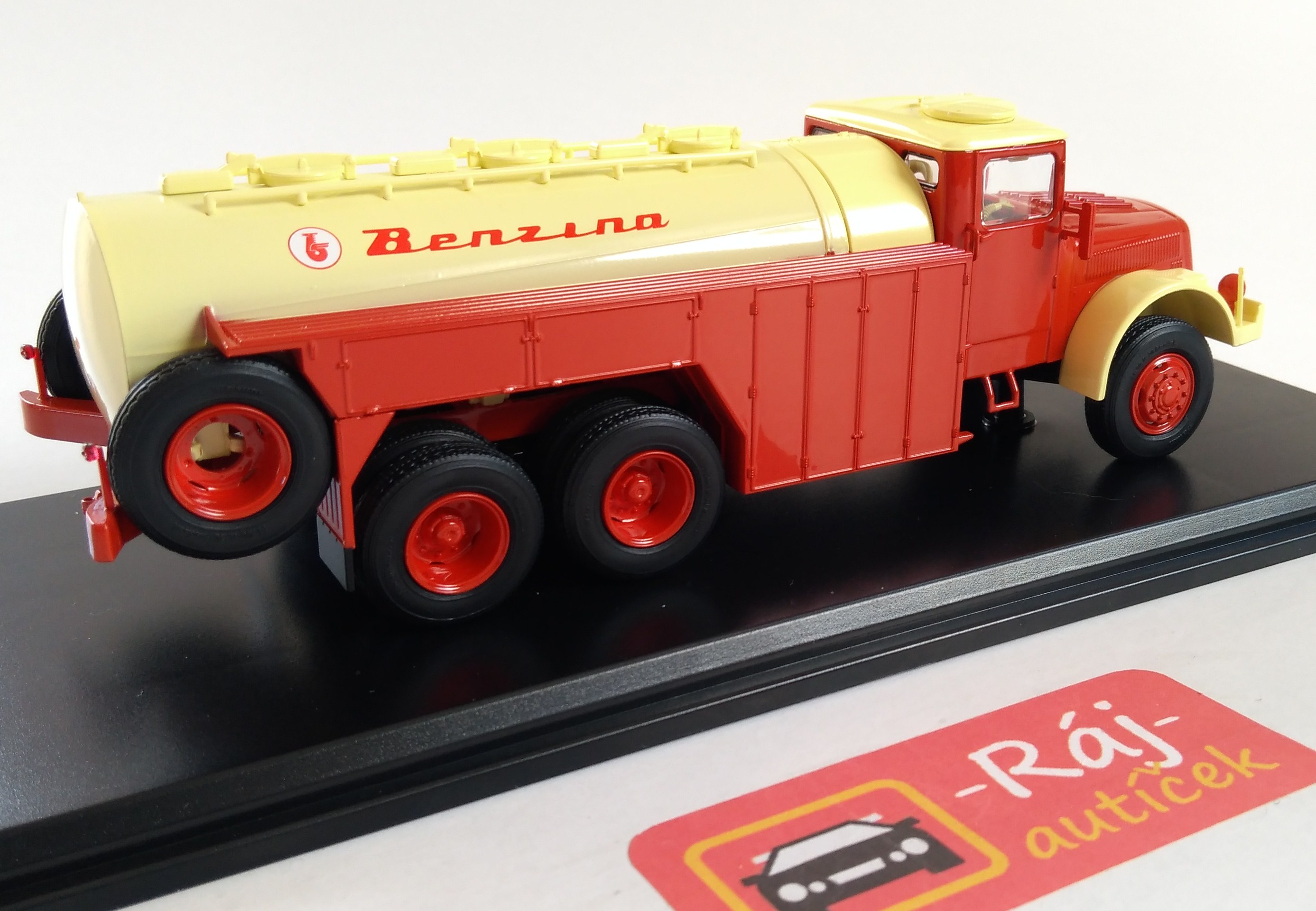 Tatra 111 C cisterna červenobílá 1:43 Premium ClassiXXs