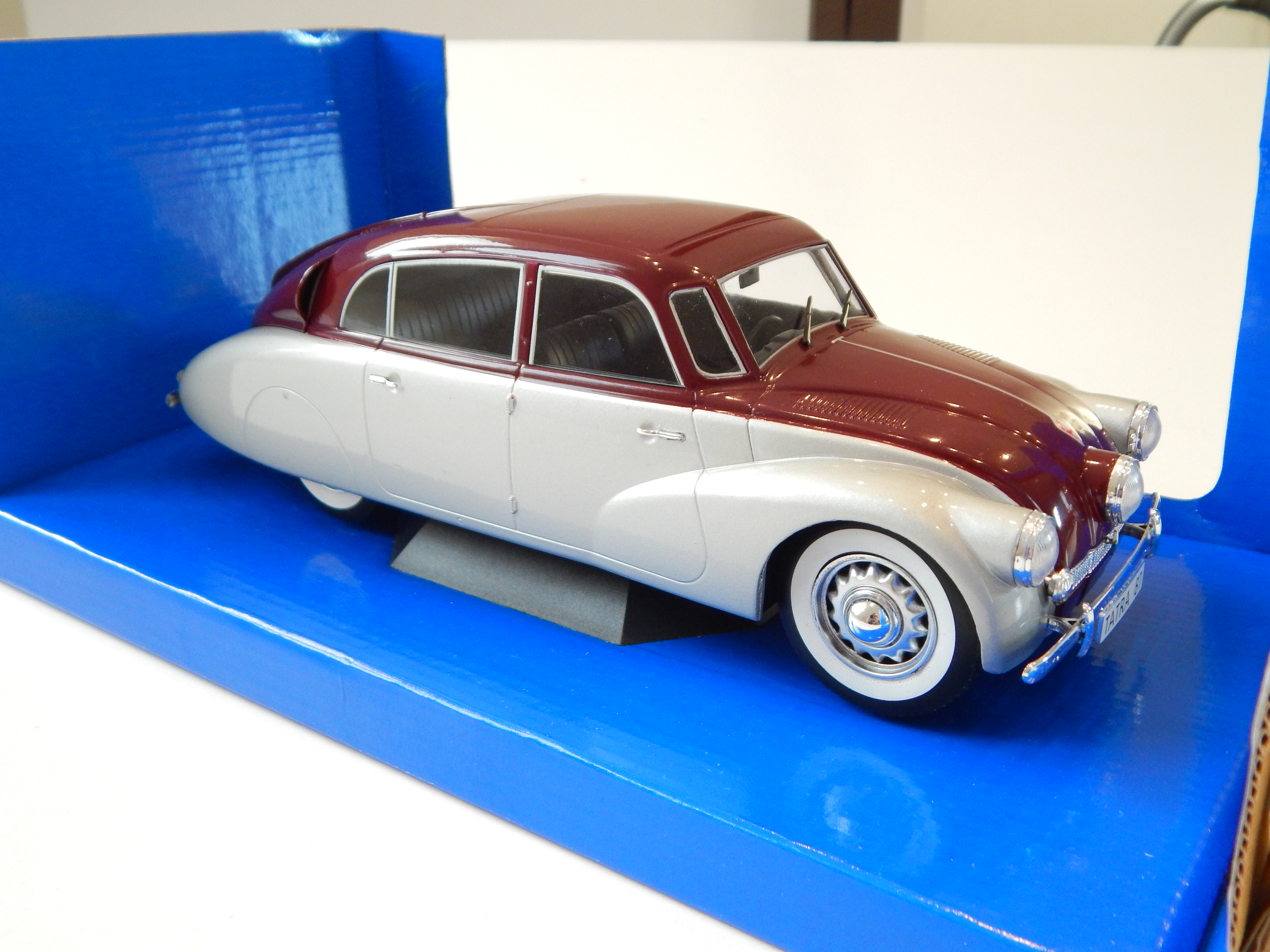 Tatra 87 vínová/stříbrná 1:18 MCG
