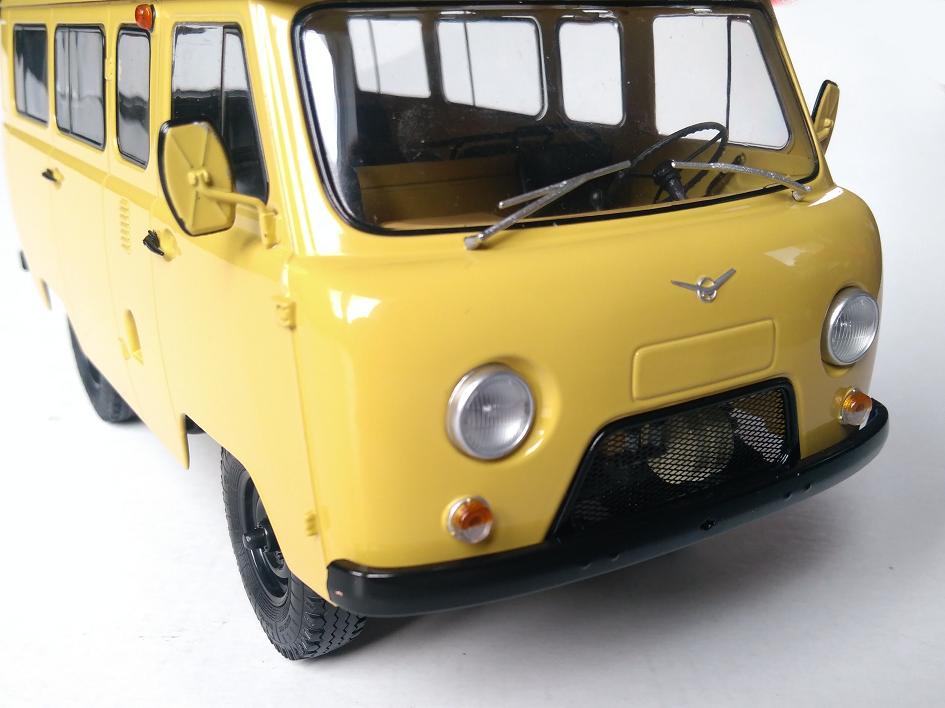 UAZ 452V Minibus (2206) 1:18 Premium ClassiXXs