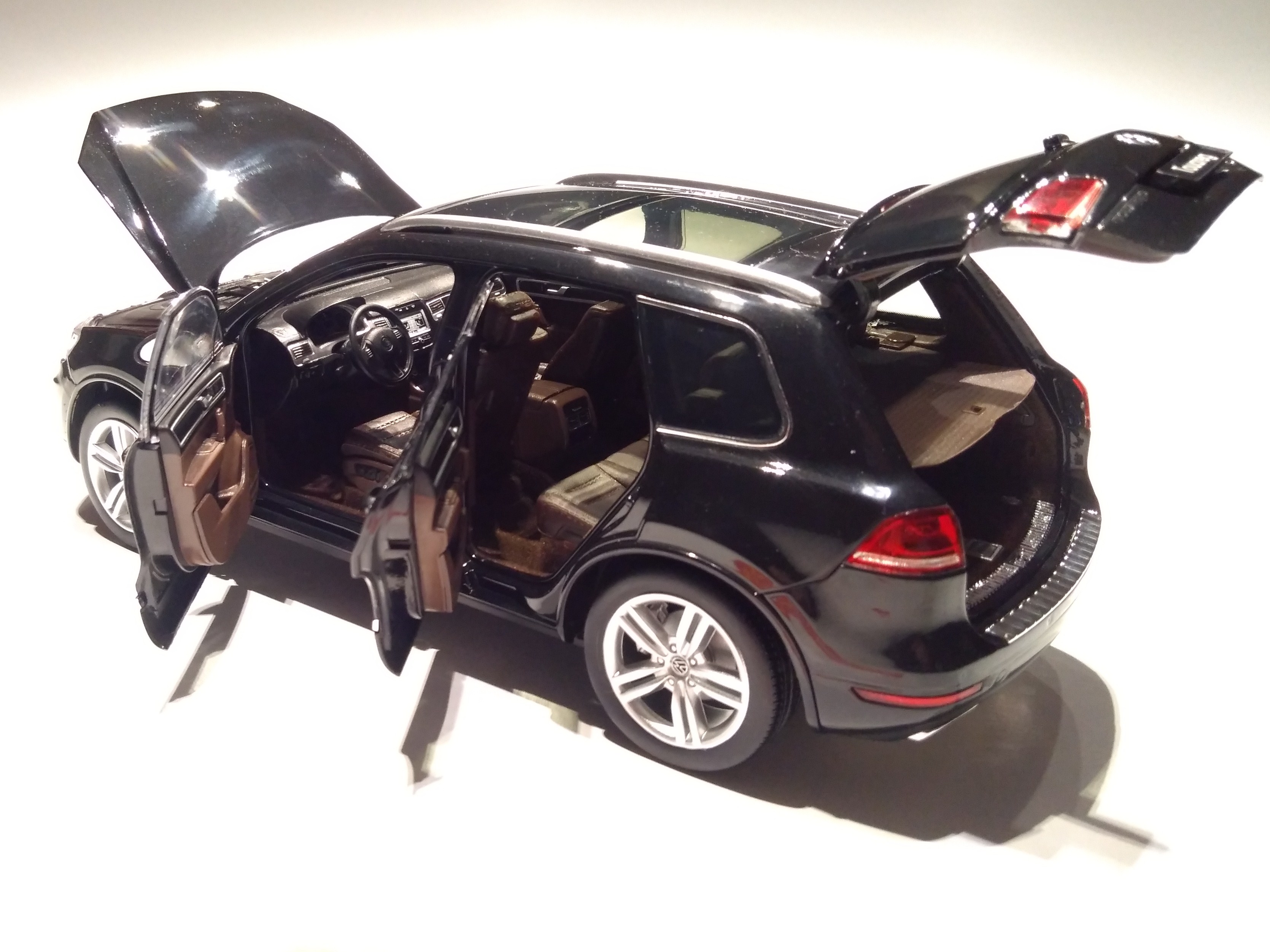 VW Touareg II 1:18 Welly