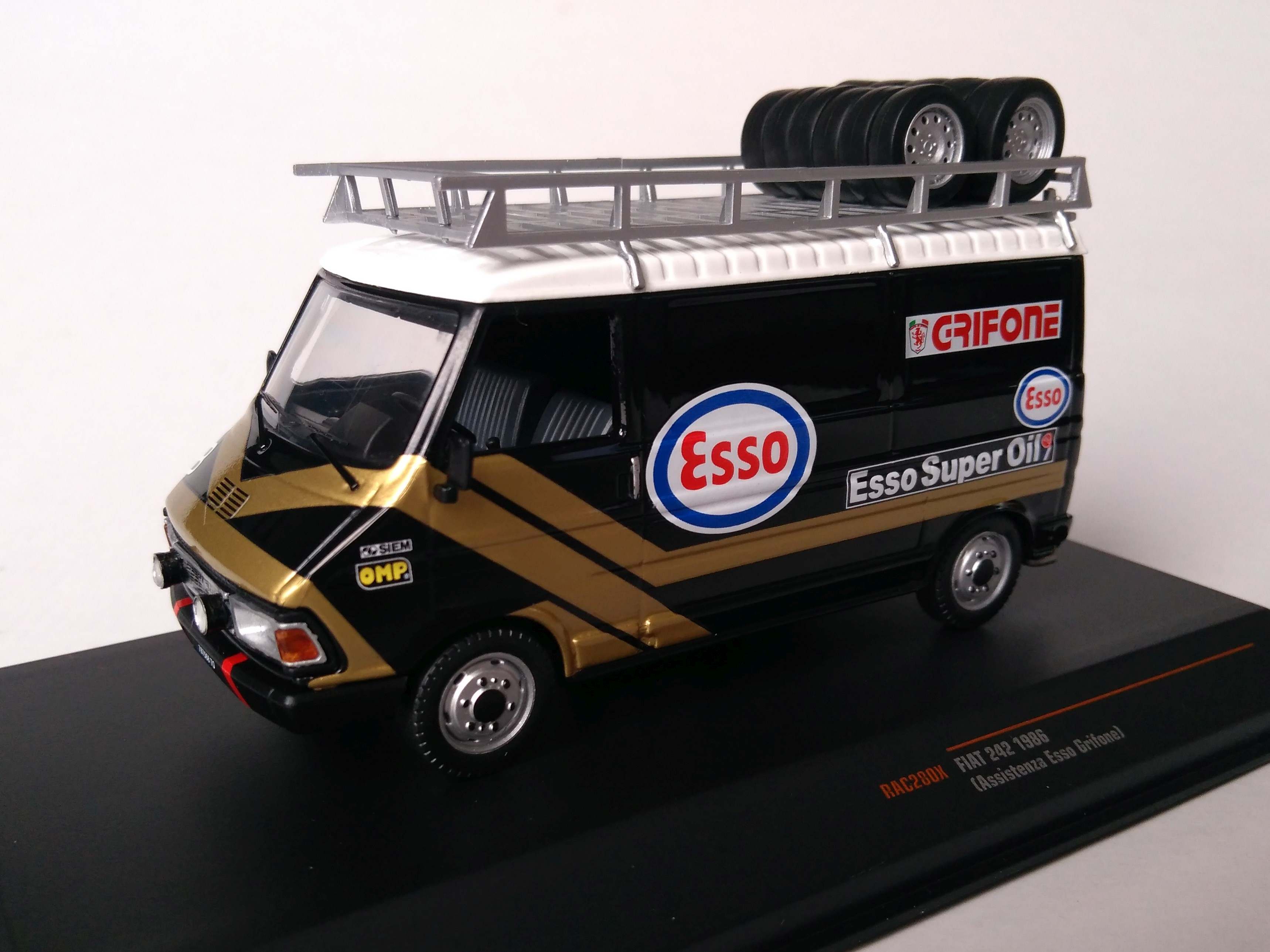 Fiat 242 Esso Grifone doprovodné vozidlo 1:43 IXO