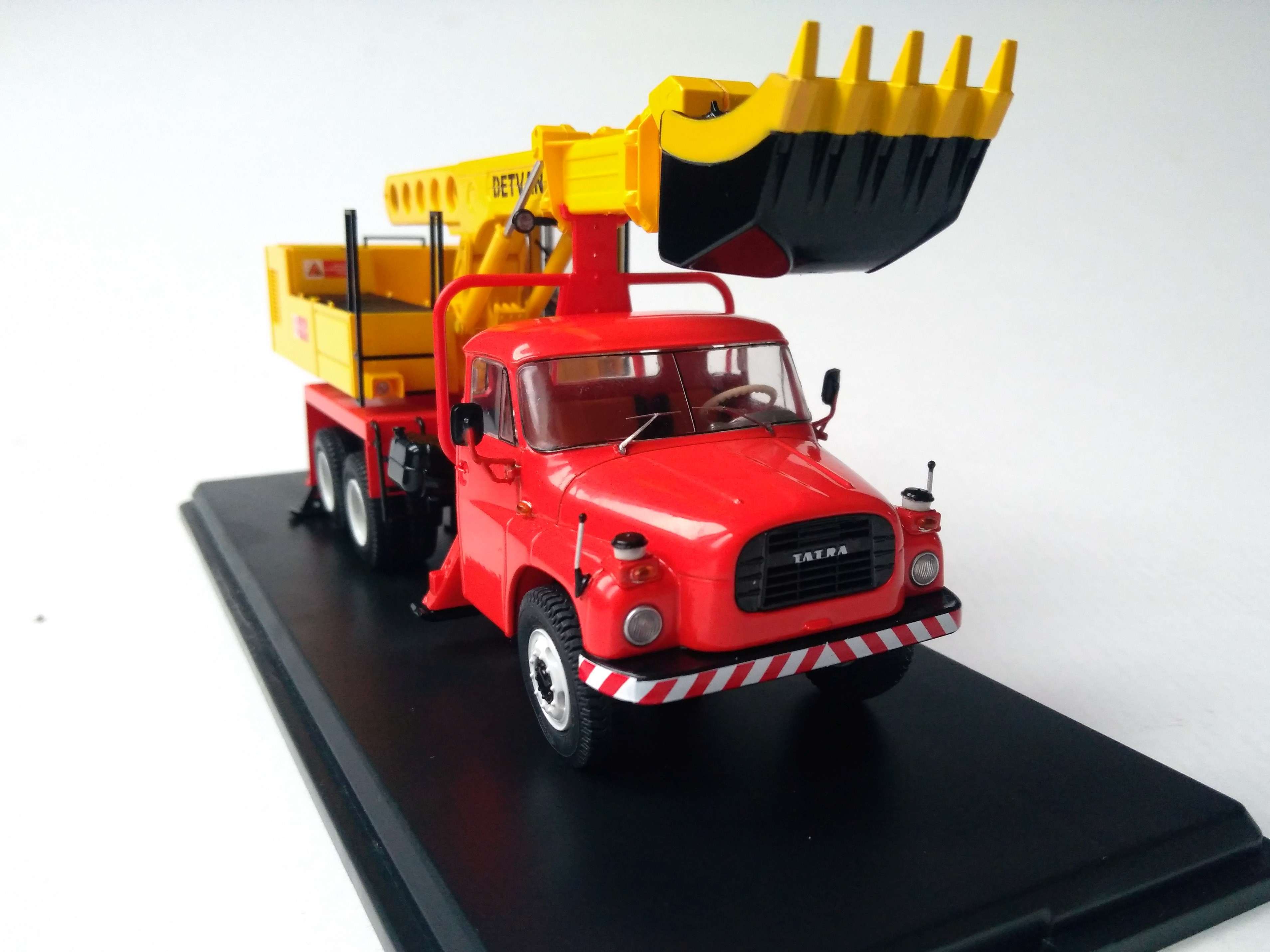 Tatra T148 UDS-110A bagr červenožlutý 1:43 SSM