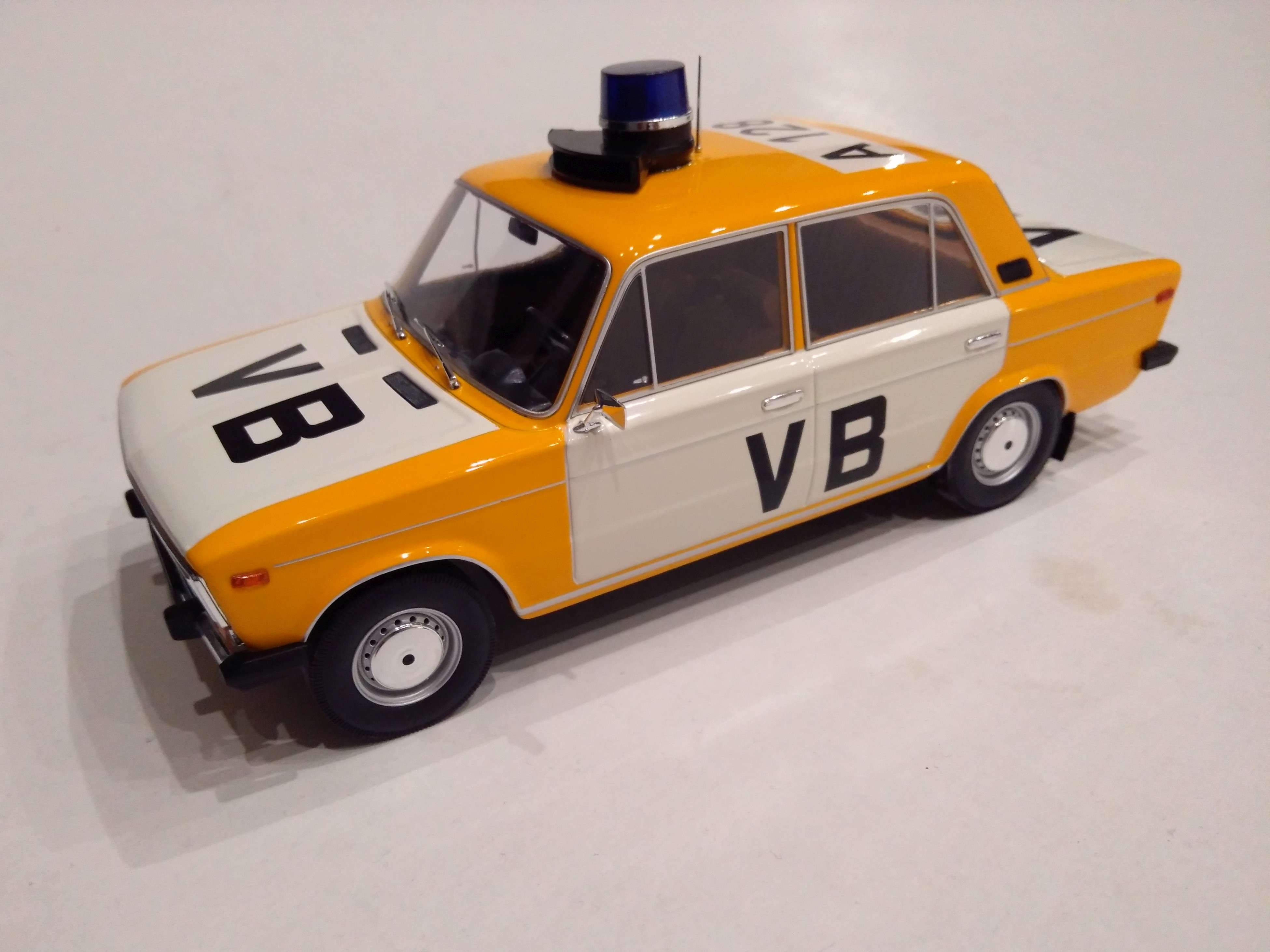 Lada 2106 Veřejná Bezpečnost 1:18 Triple9