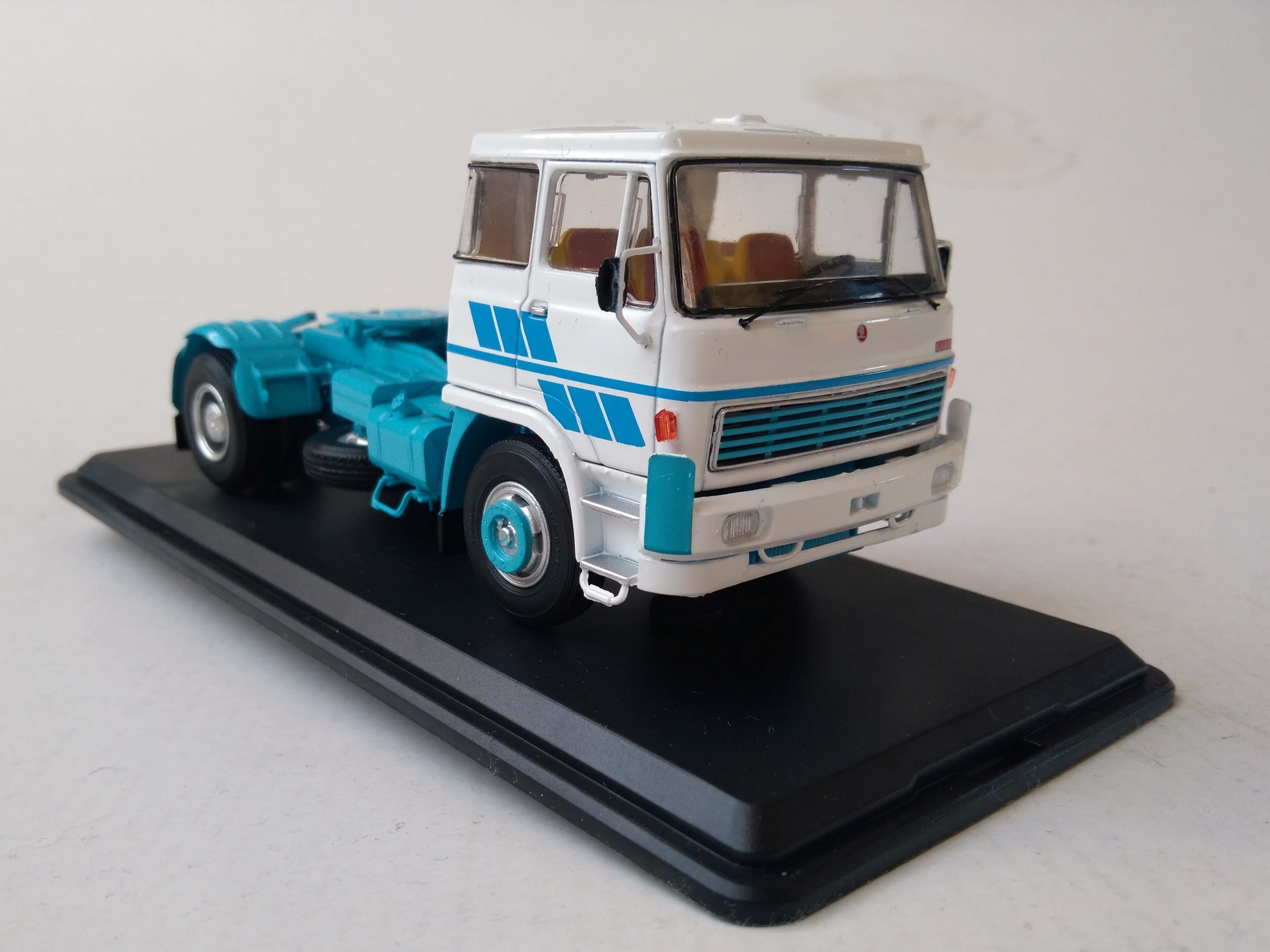 LIAZ 100 tahač modrobílý 1:43 SSM