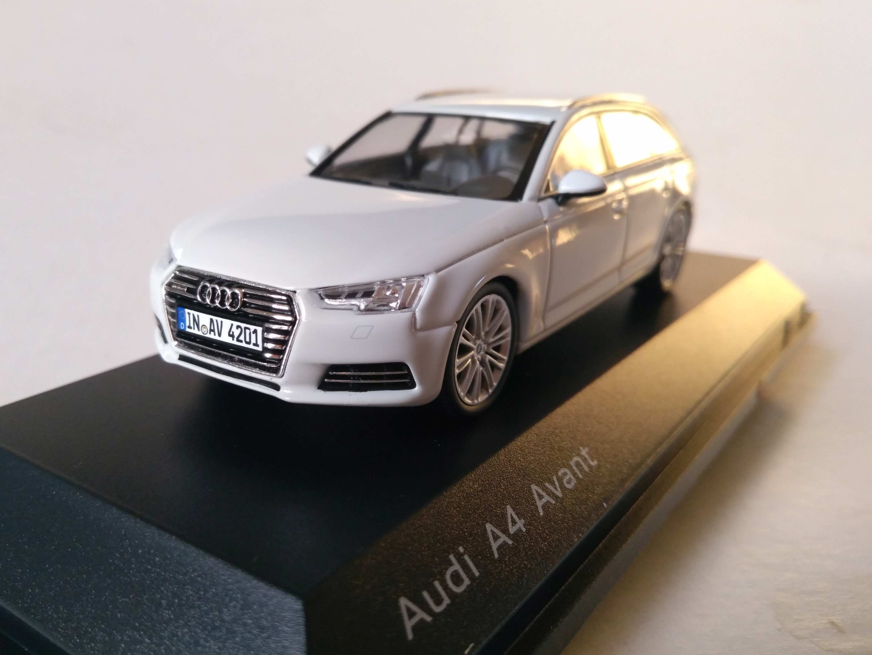 Audi A4 Avant 2016 1:43 iscale