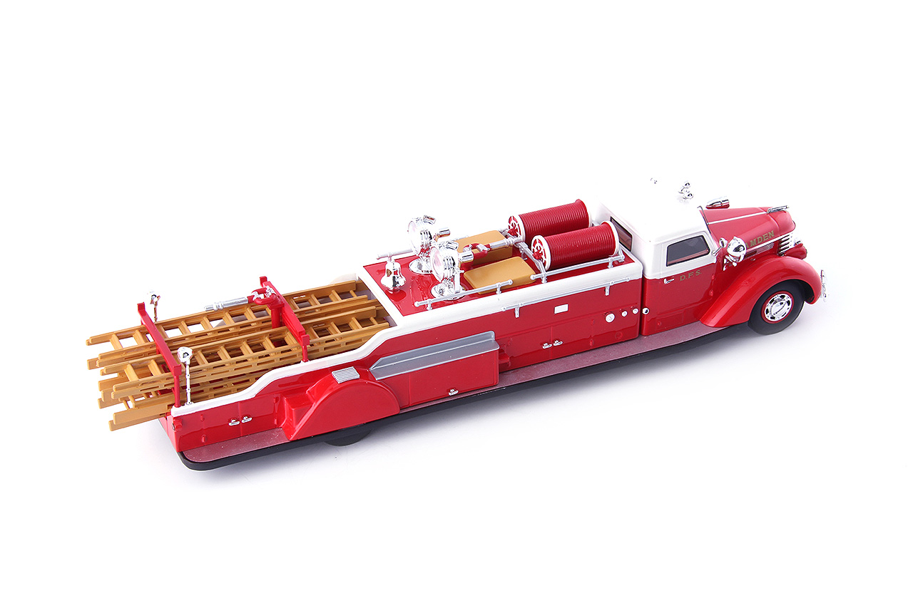 Diamond T City Service Ladder Truck 1:43 AutoCult