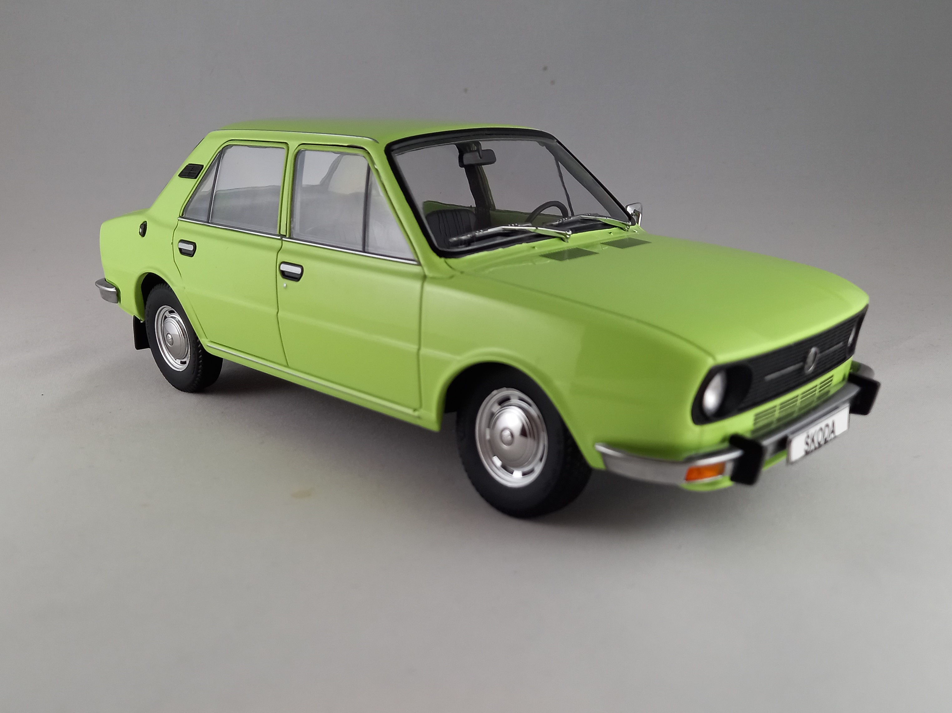 Škoda 105L lipově zelená 1:18 Triple9
