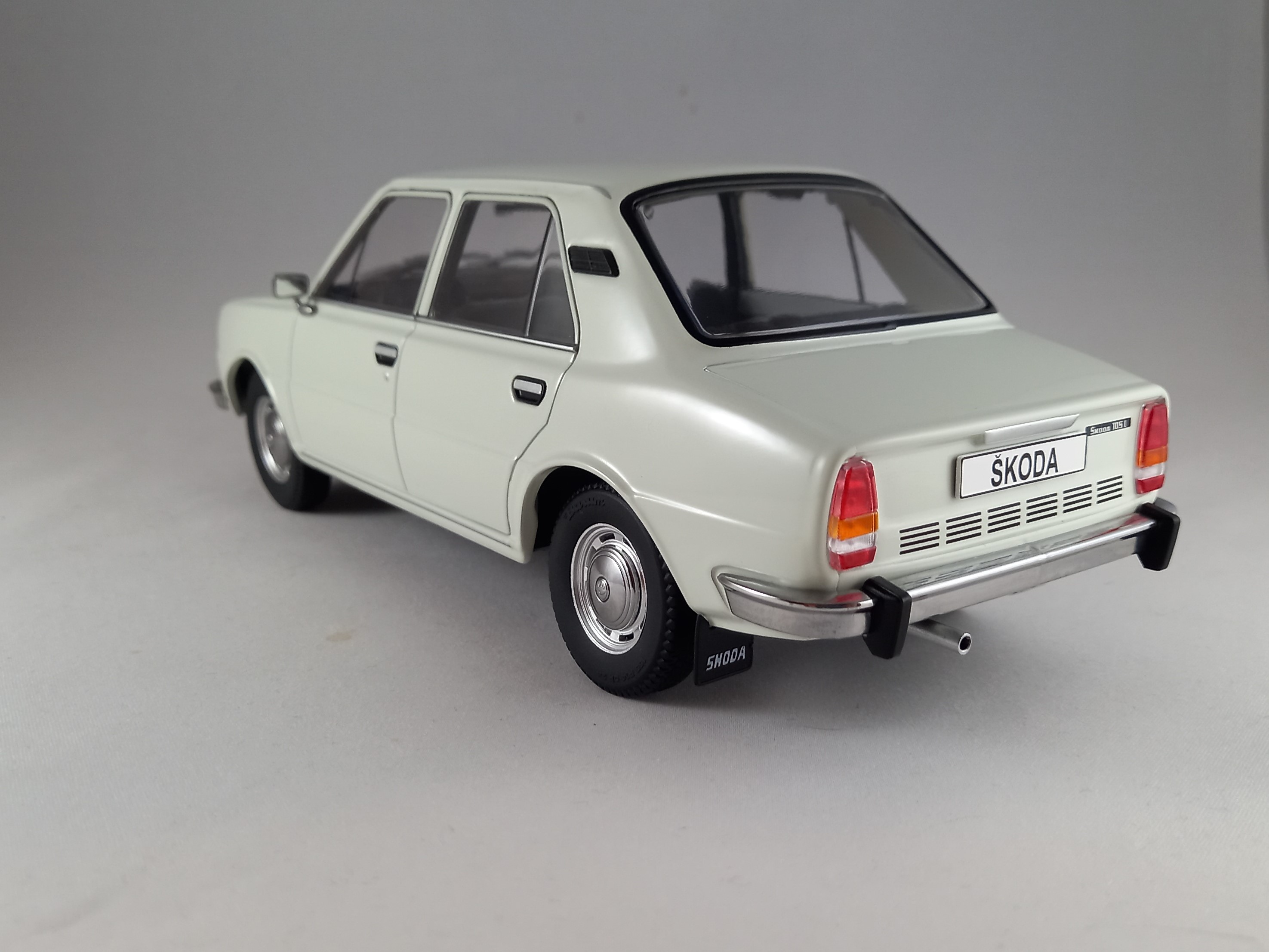 Škoda 105L ledová bílá 1:18 Triple9