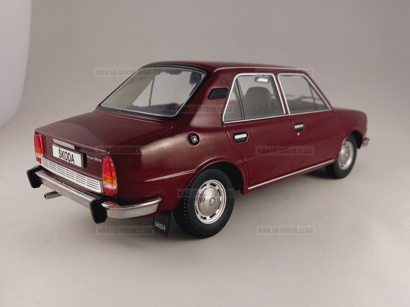 Škoda 120LS červená paprika 1:18 Triple9