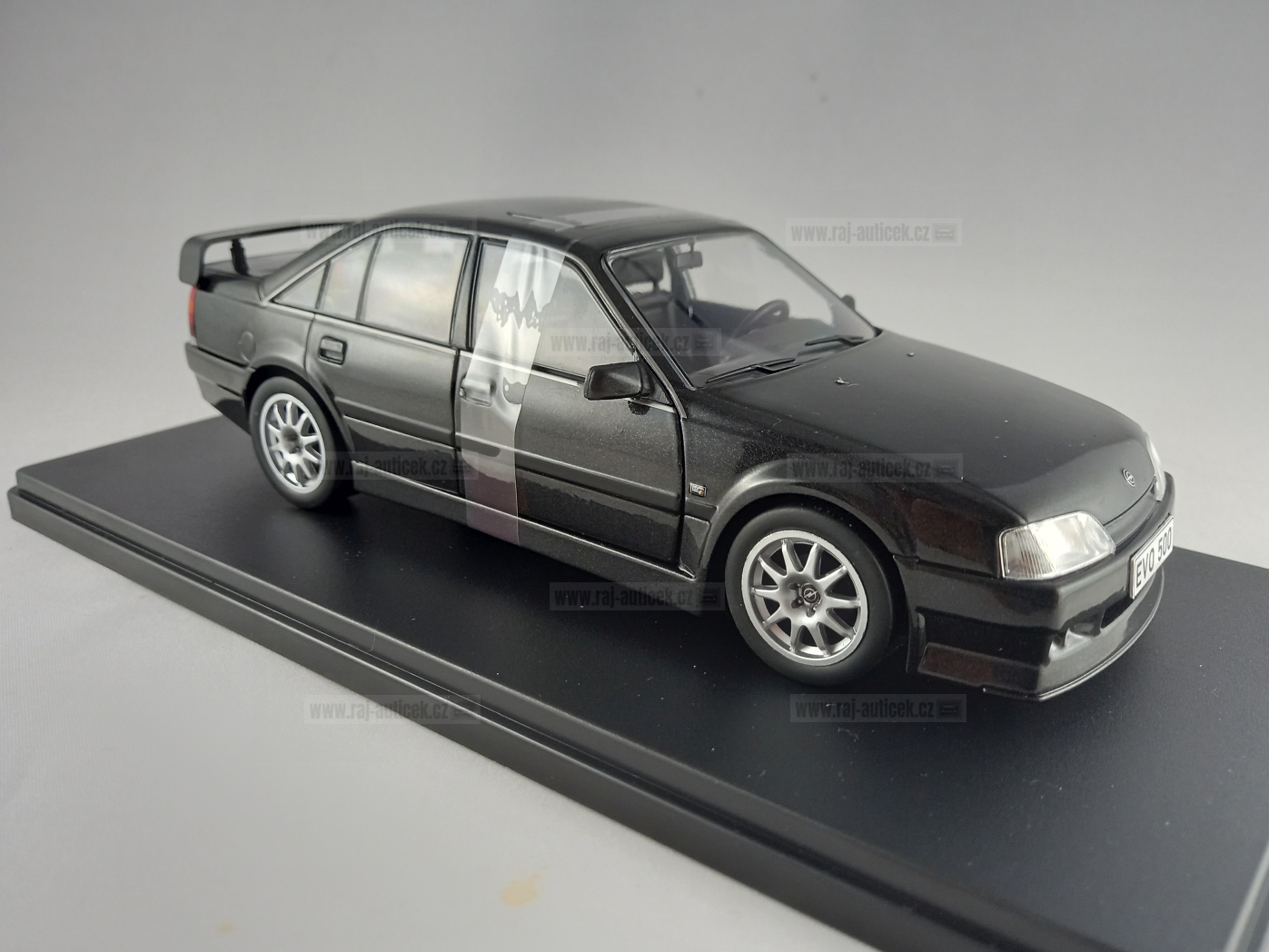 Opel Omega Evolution 500 1:24 Whitebox
