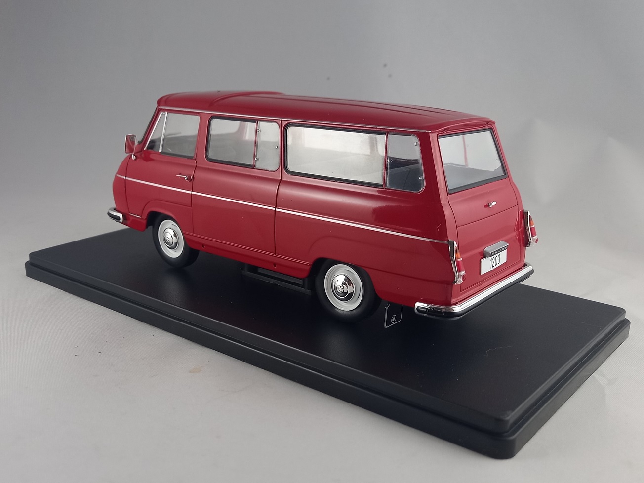 Škoda 1203 červená 1:24 Whitebox