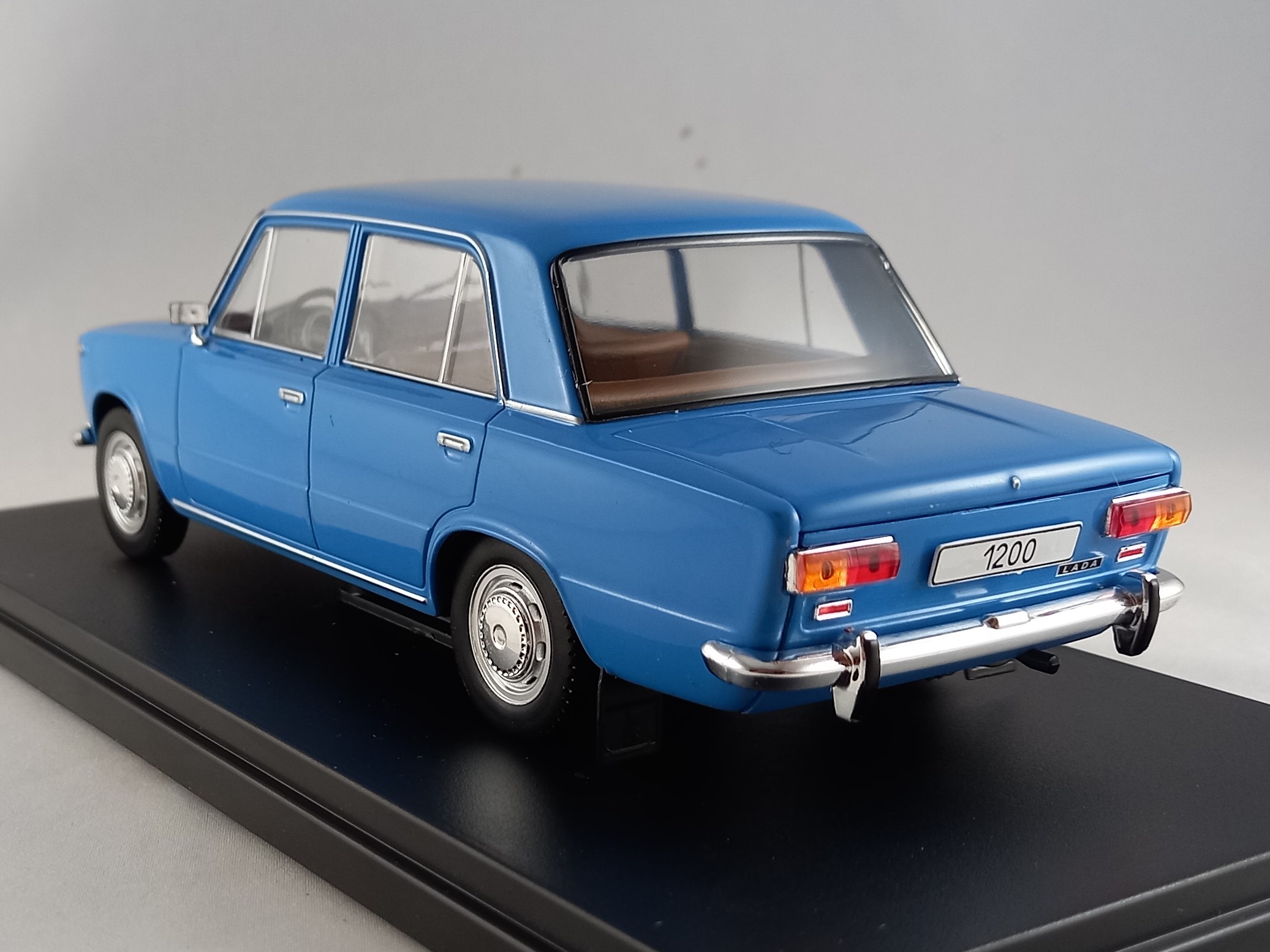Lada 1200 1:24 Whitebox