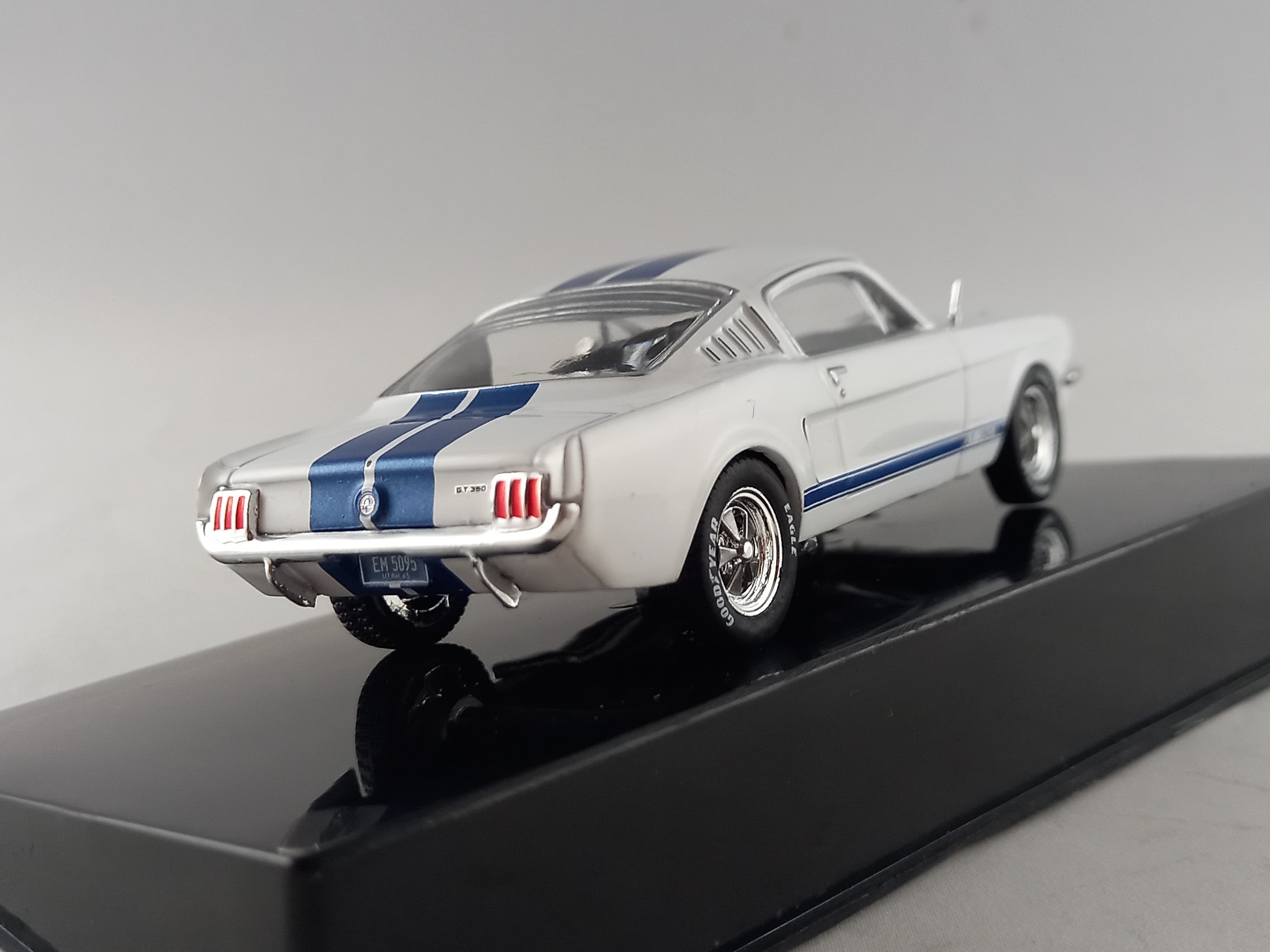 Ford Mustang Shelby GT 350 1:43 IXO