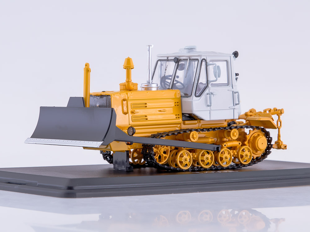 Caterpillar T-150 s pluhem 1:43 SSM