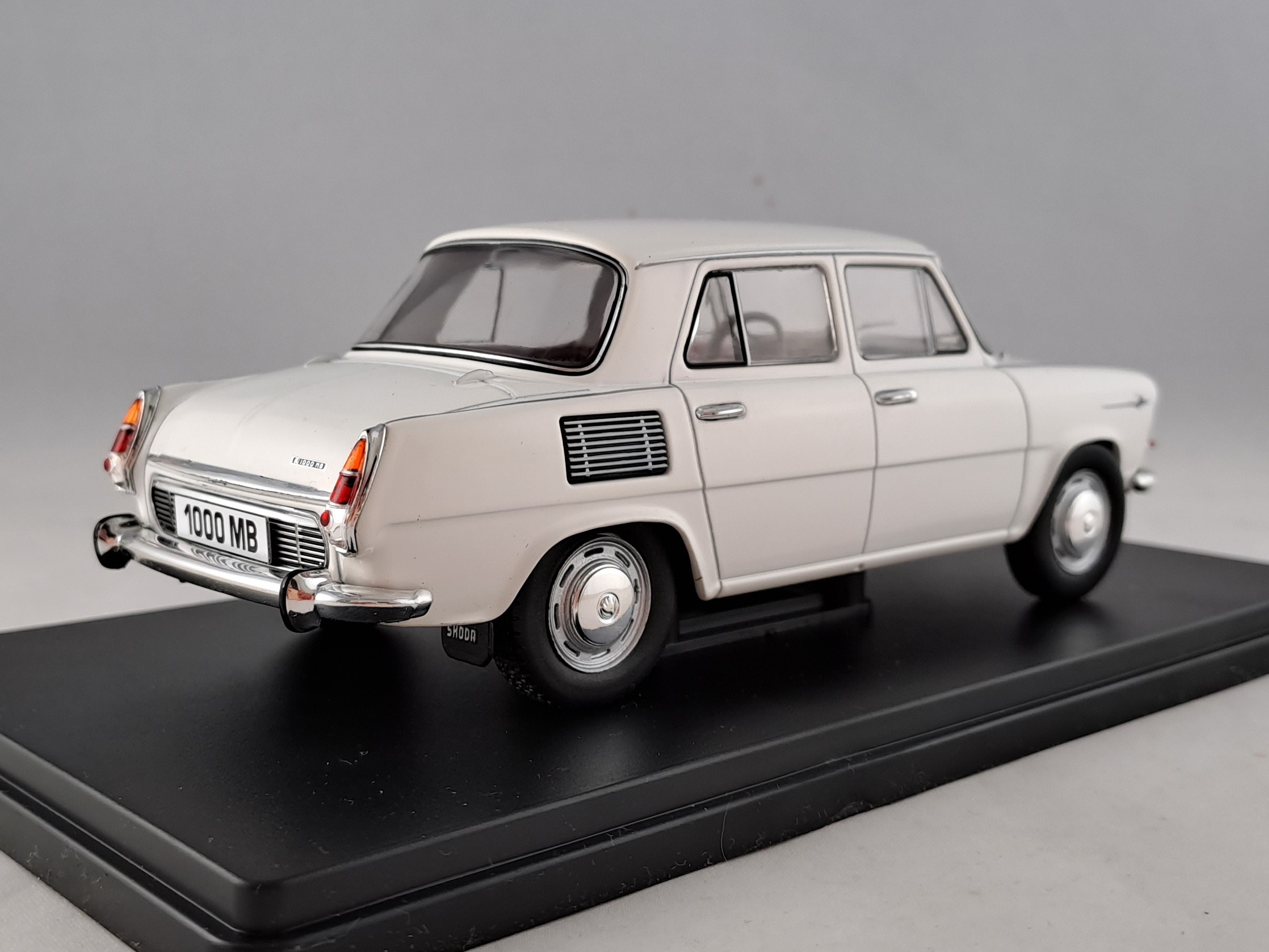 Škoda 1000MB bílá 1:24 Whitebox