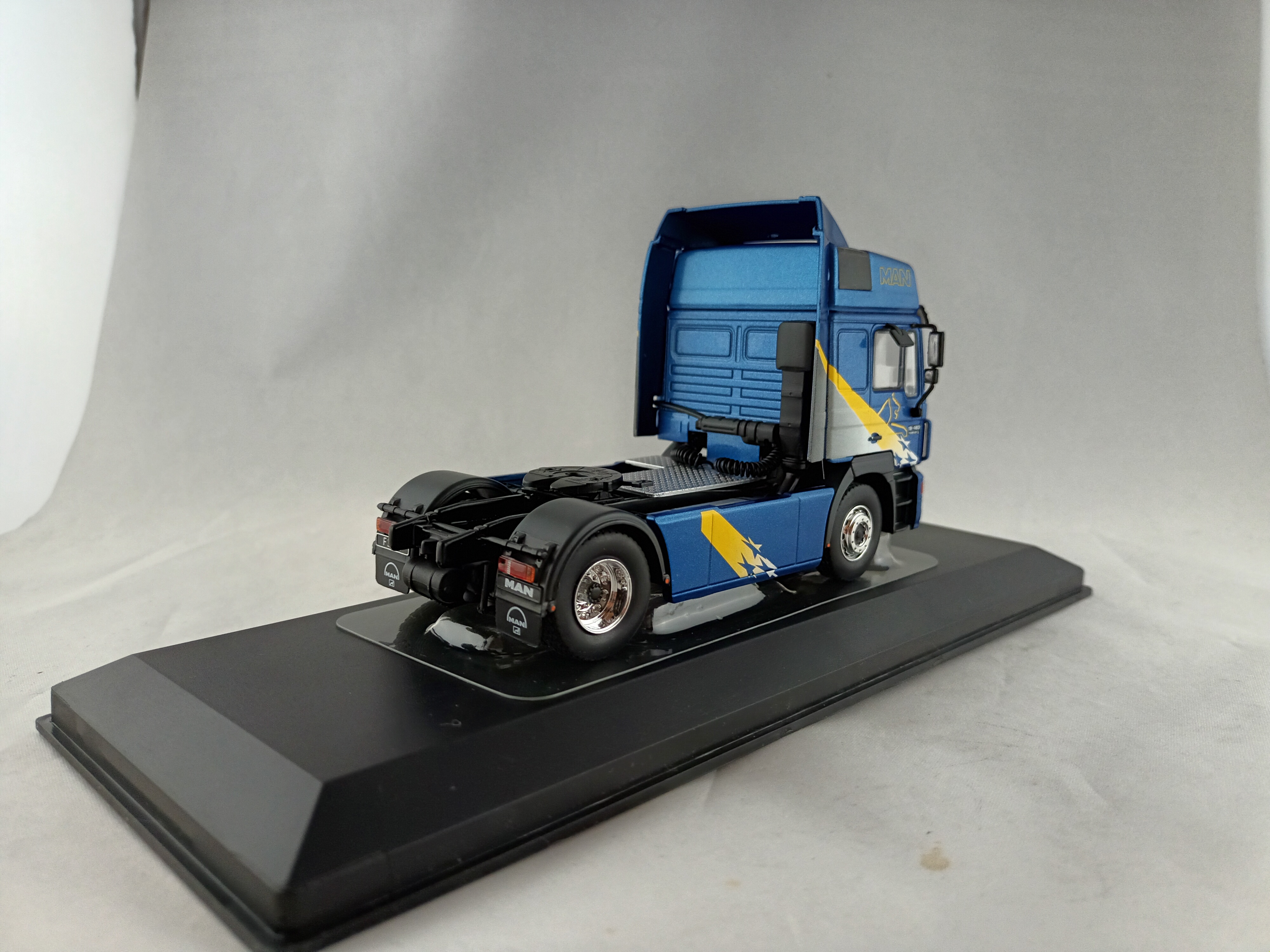 MAN F 2000 1:43 IXO