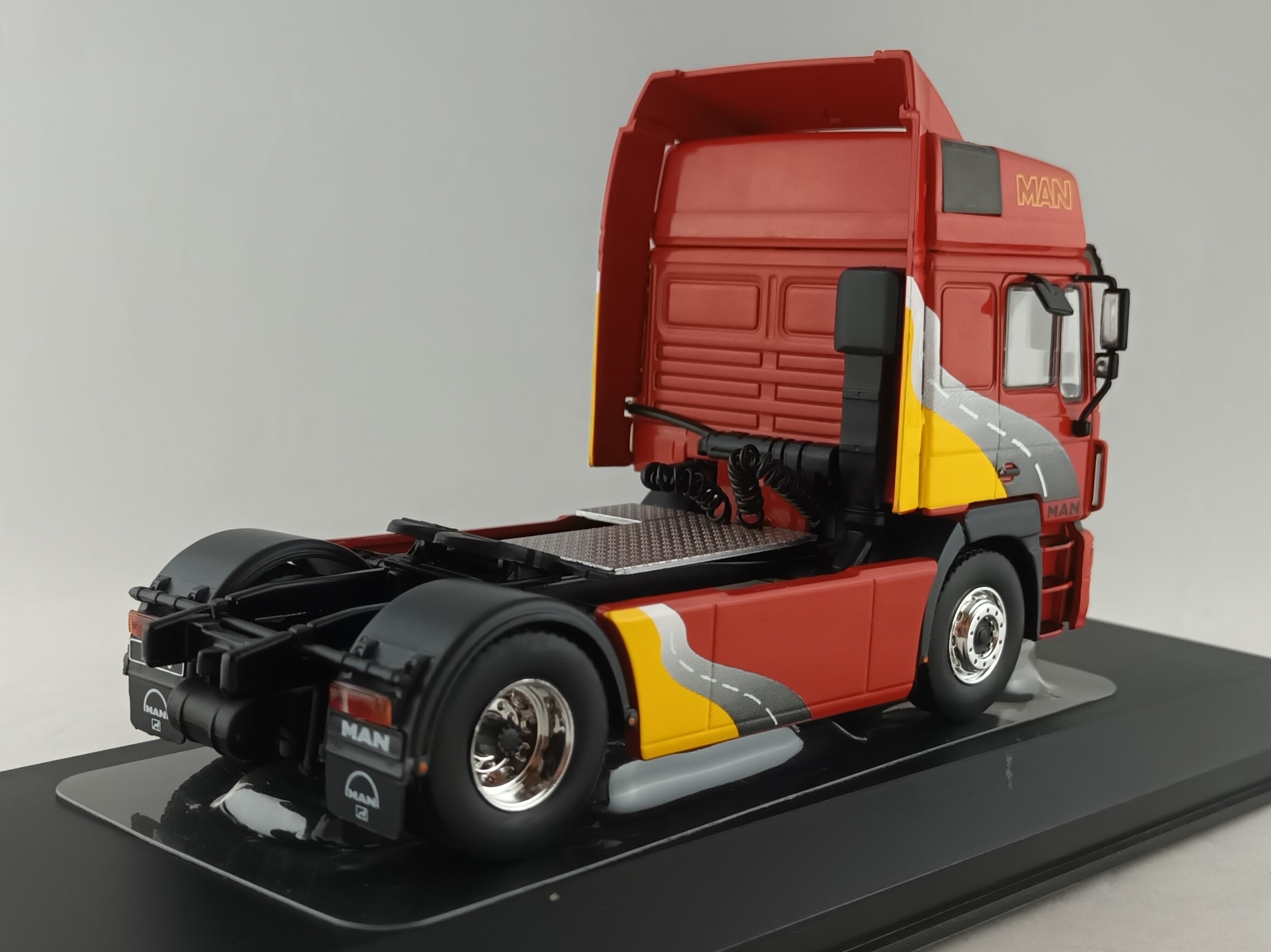 MAN F 2000 červená 1:43 IXO