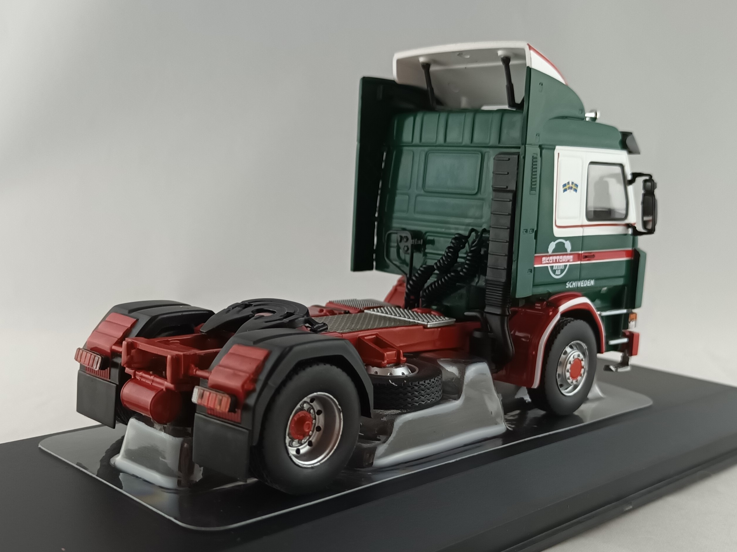 Scania 142 M zelená 1:43 IXO