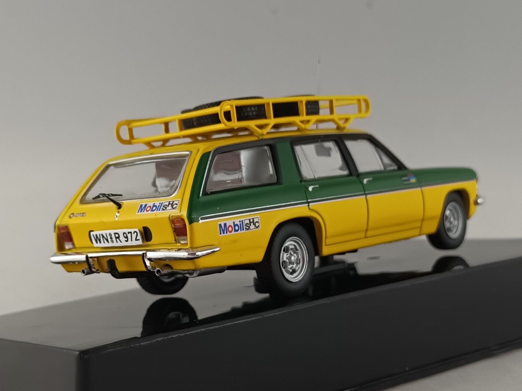 Opel Admiral Caravan Irmscher doprovodný vůz 1:43 IXO