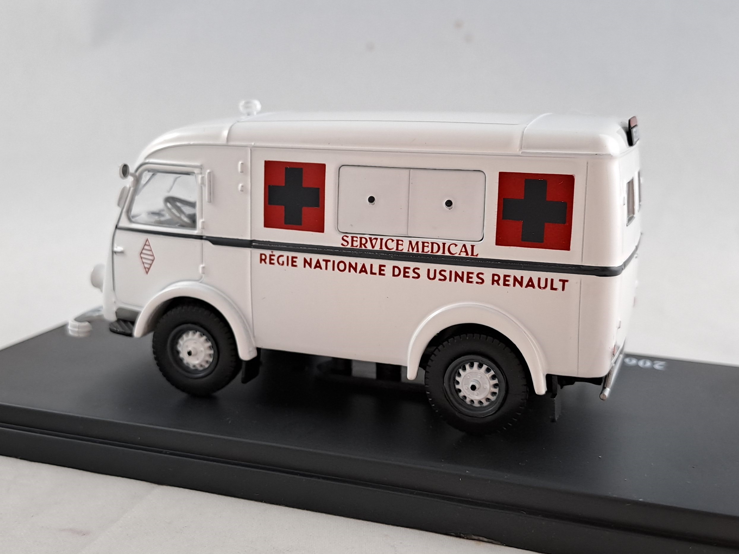 Renault 206 sanitka 1:43 Altaya