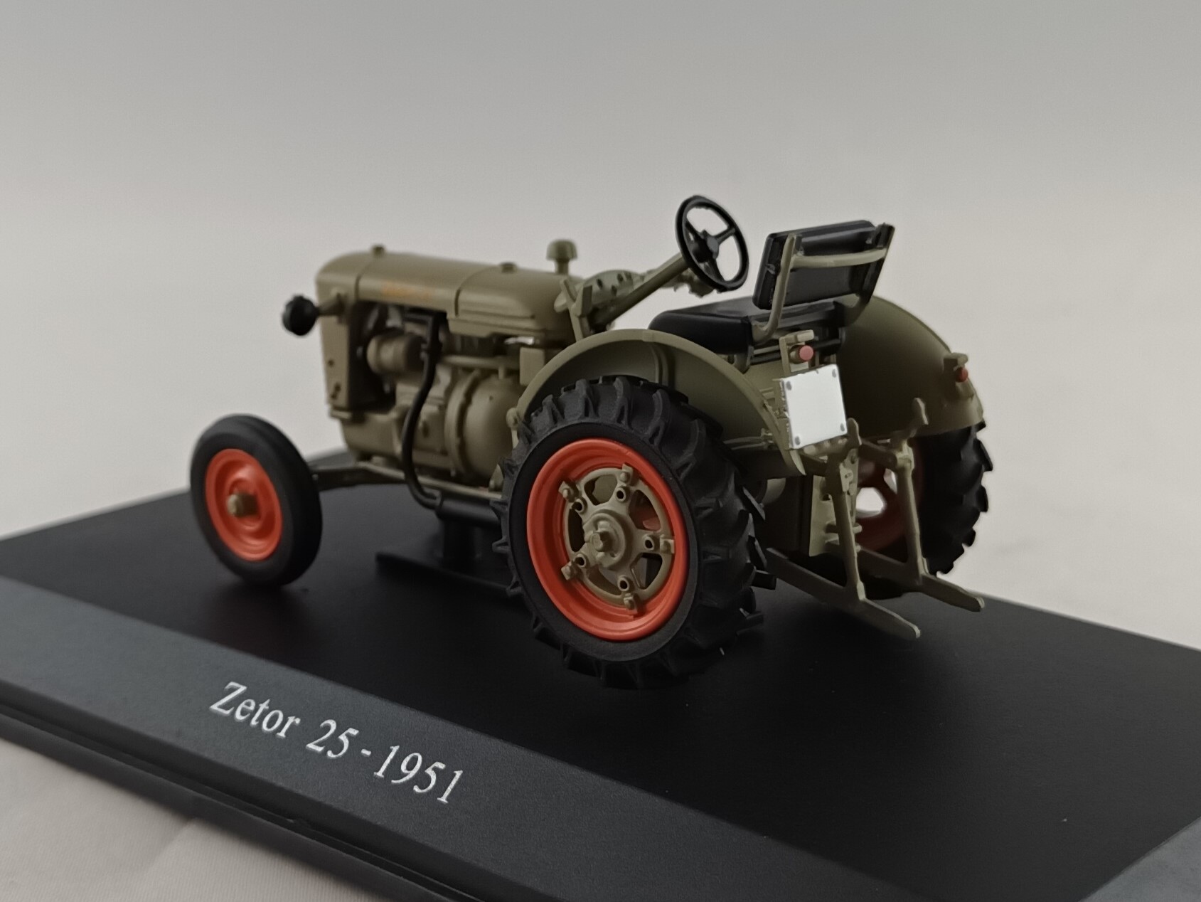 Zetor 25 1:43 Universal Hobbies