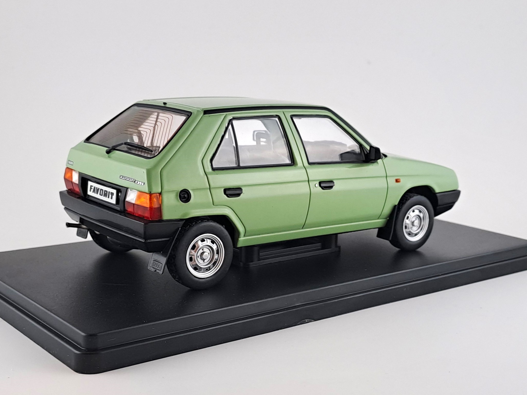 Škoda Favorit 1987 1:24 Whitebox
