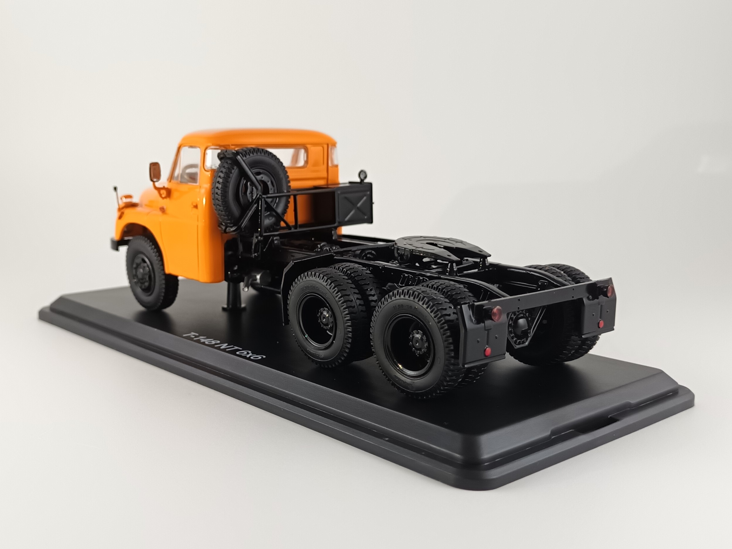 Tatra T148 NT 6X6 oranžový 1:43 SSM