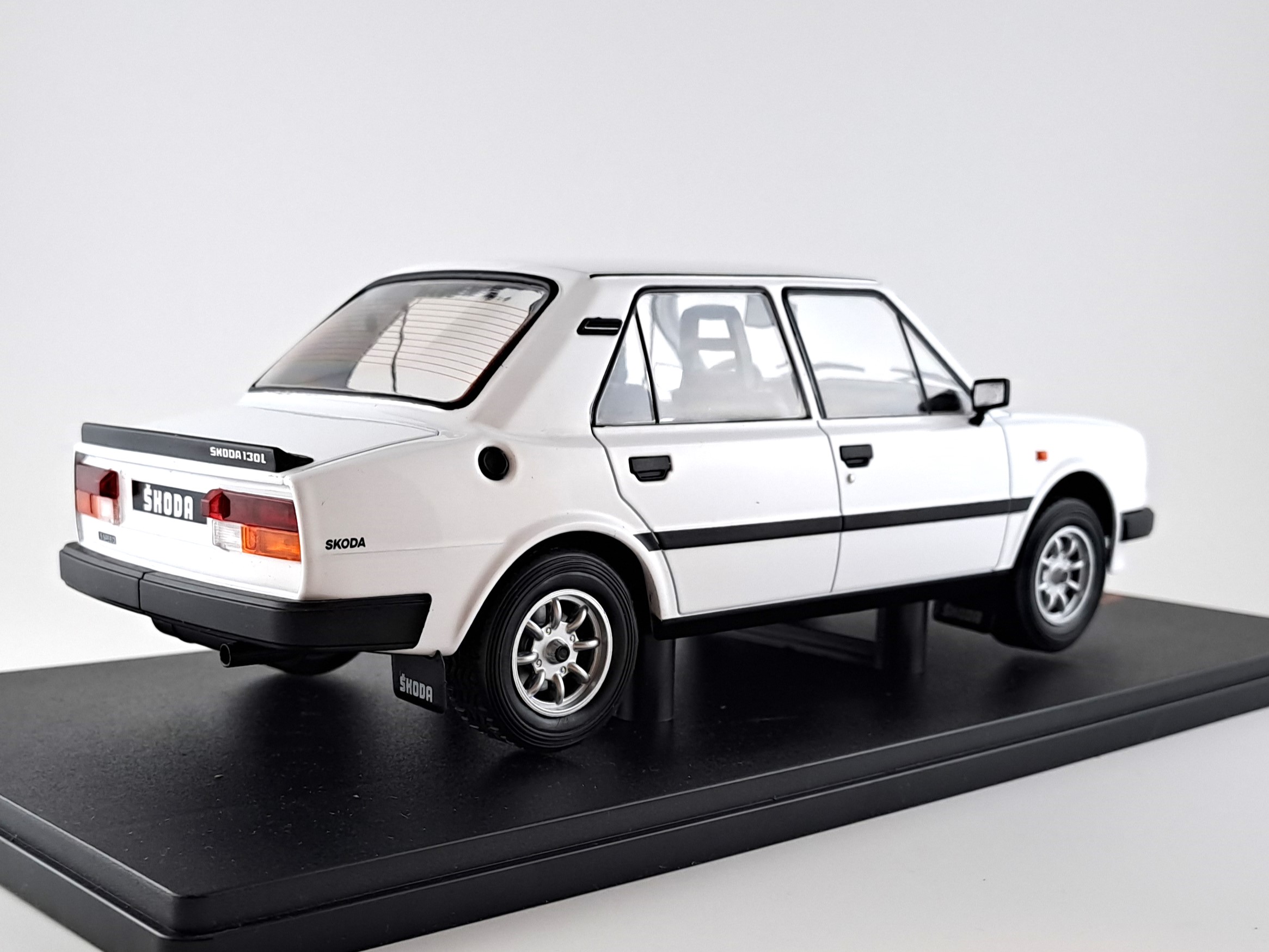 Škoda 130 L 1988 1:18 IXO