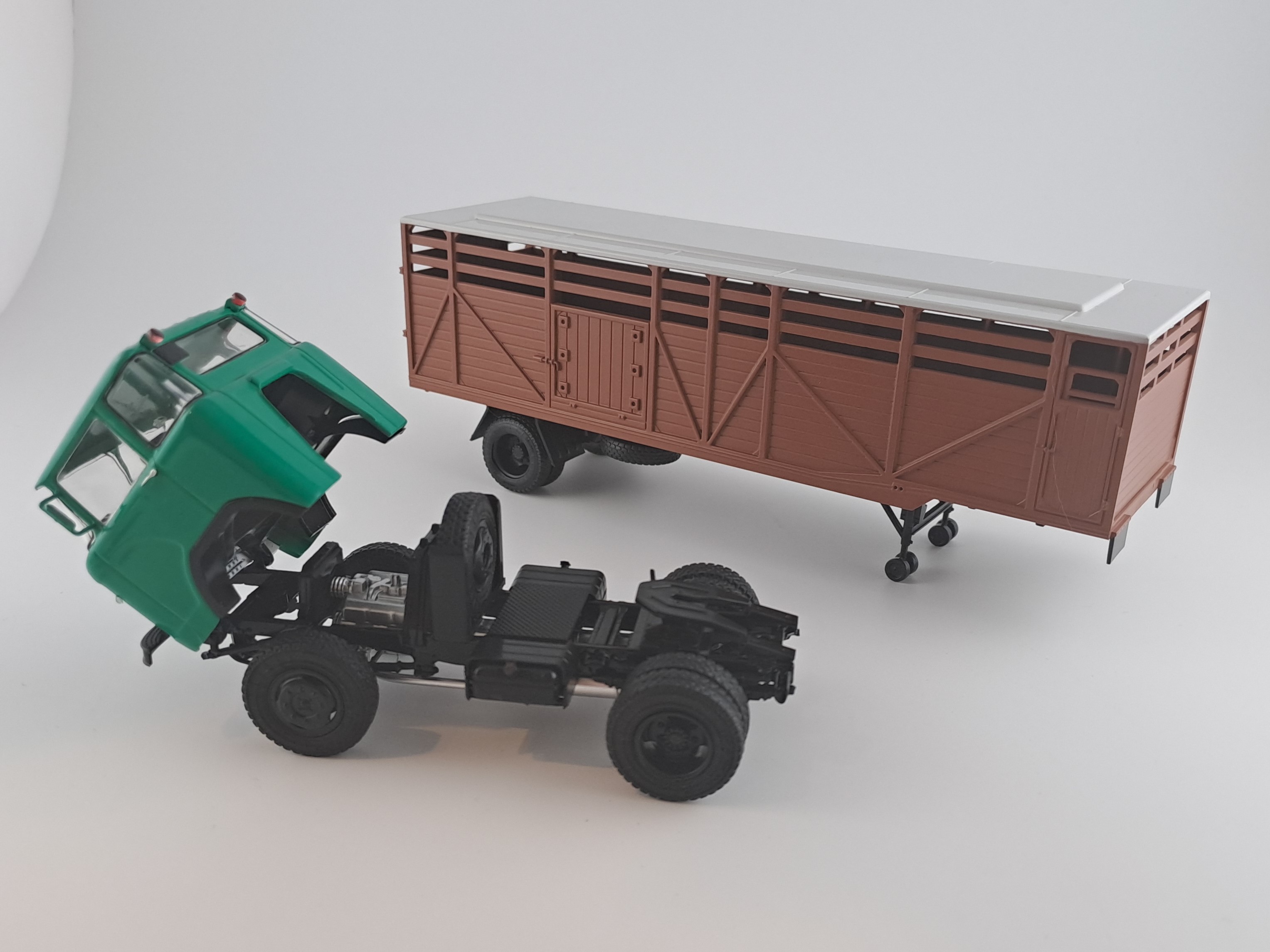 KAZ-608 s návěsem ODAZ-857B přeprava zvířat 1:43 Auto Historia