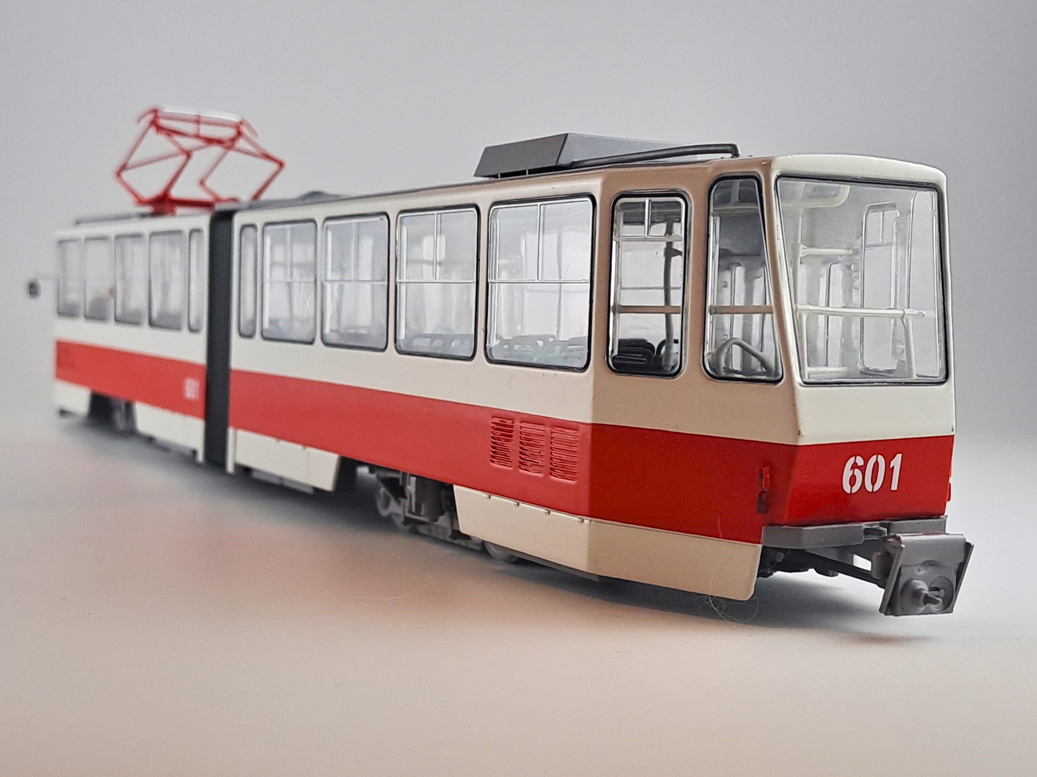 tramvaj Tatra KT4 červenobílá 1:43 SSM