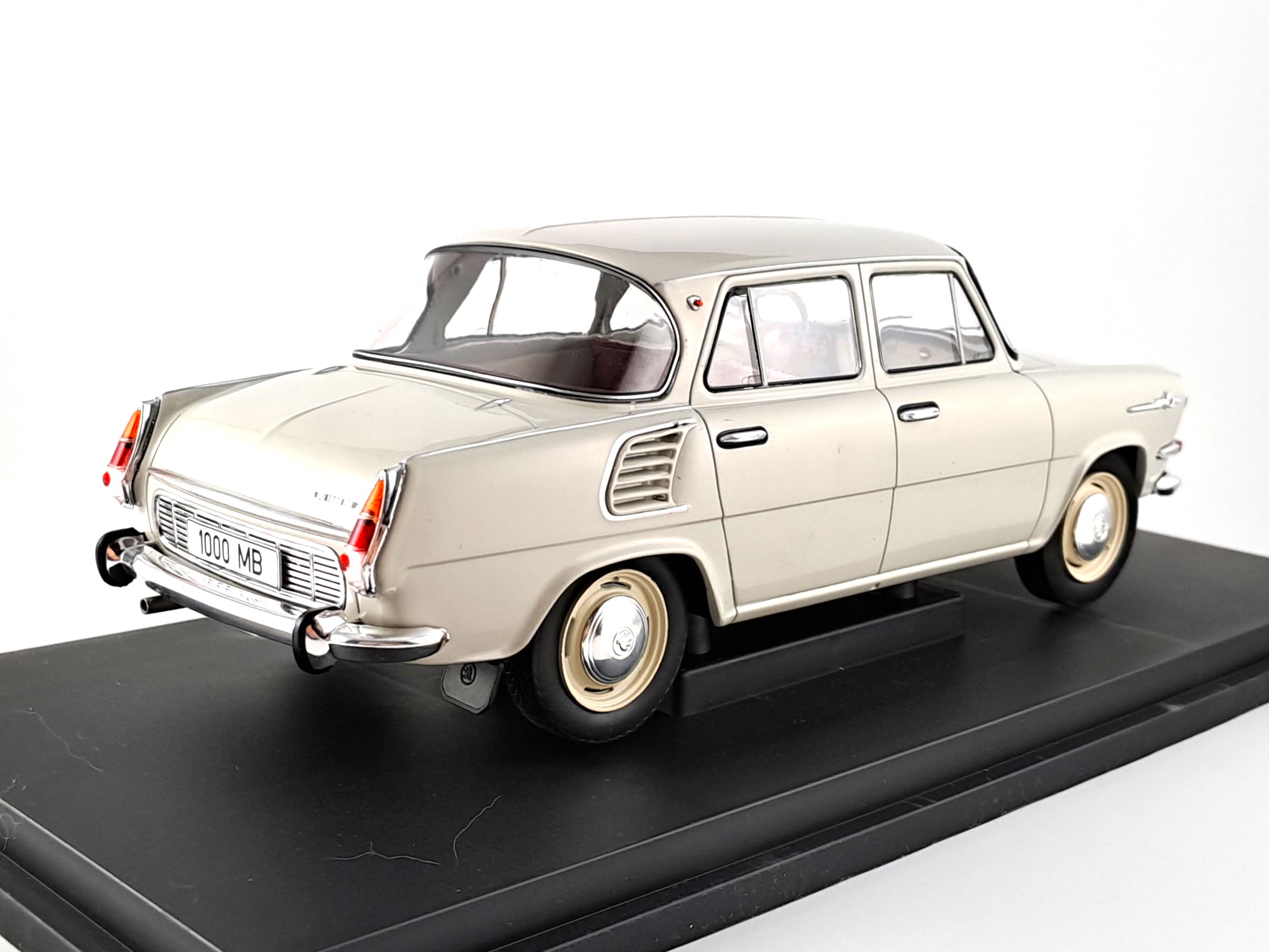 Škoda 1000MB bílá 1:18 MCG