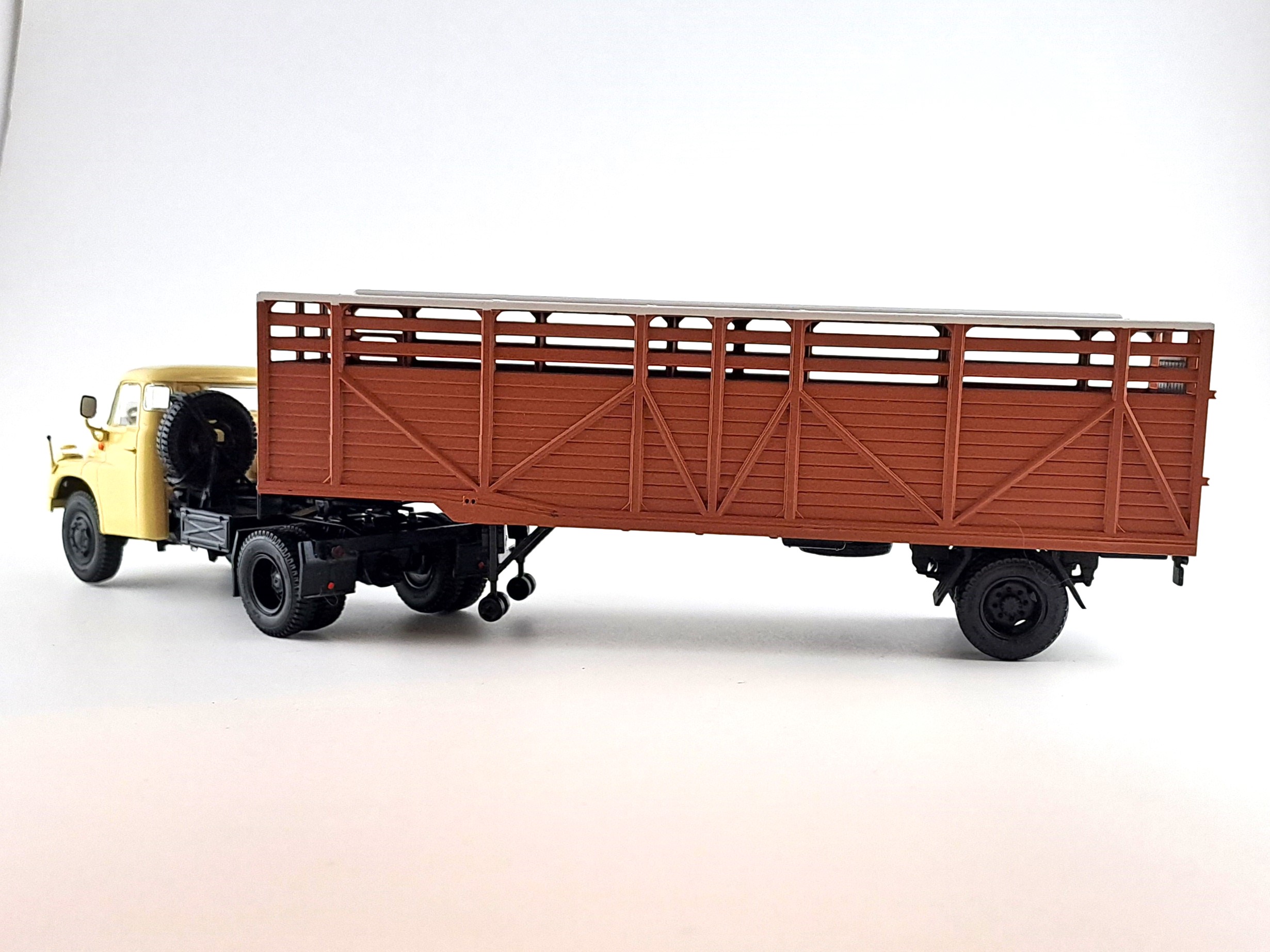 Tatra T138 NT 4x4 s návěsem na přepravu zvířat + KAZ-608 1:43 Auto Historia