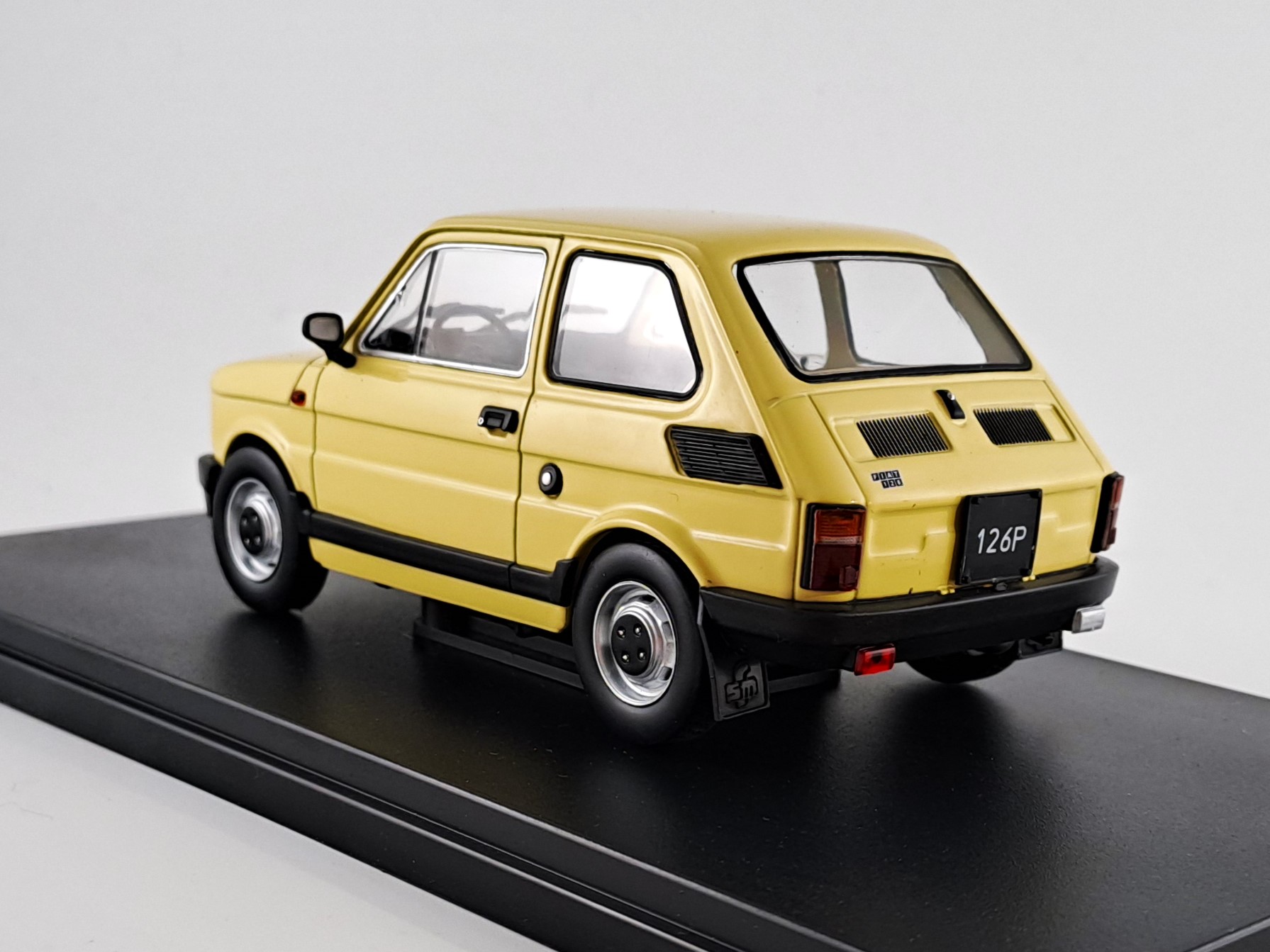 Fiat 126p 1985 1:24 Whitebox