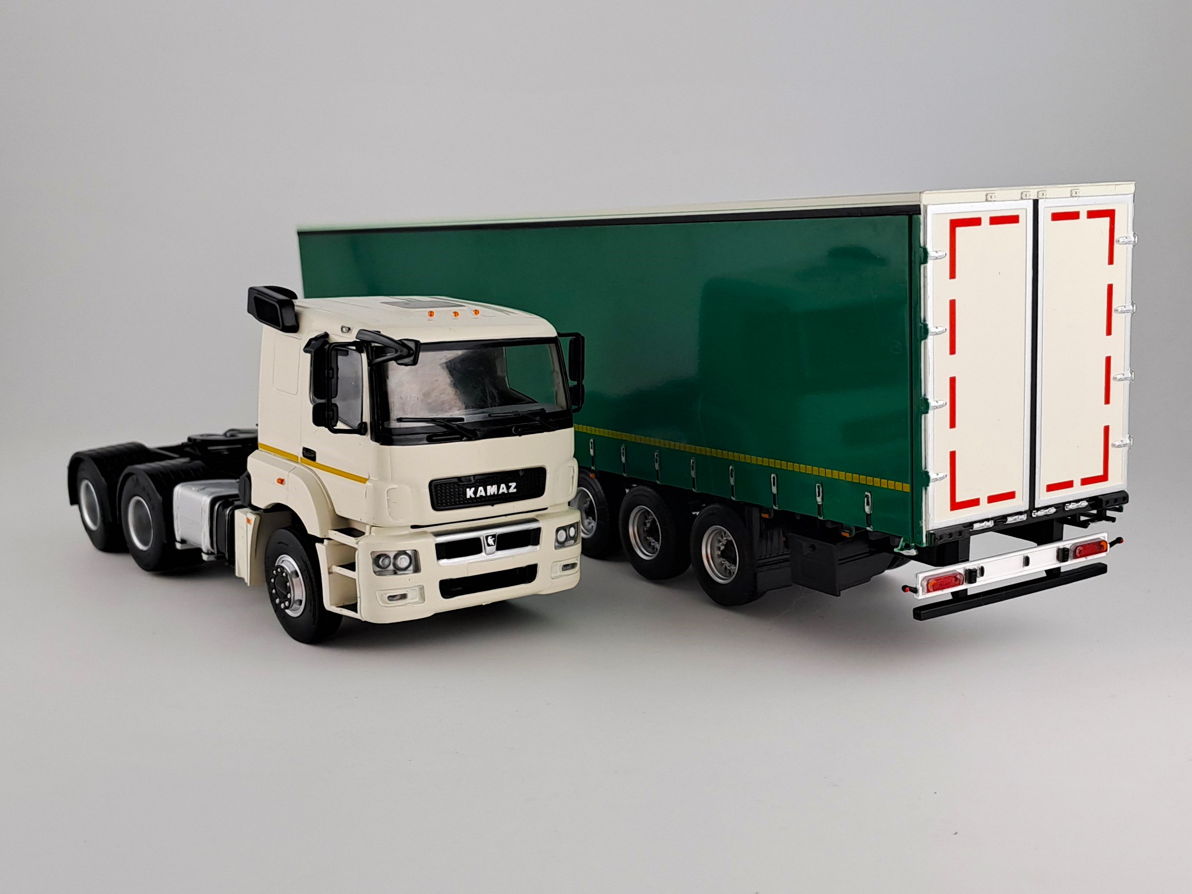 KAMAZ 65206 s návěsem 1:43 Modimio