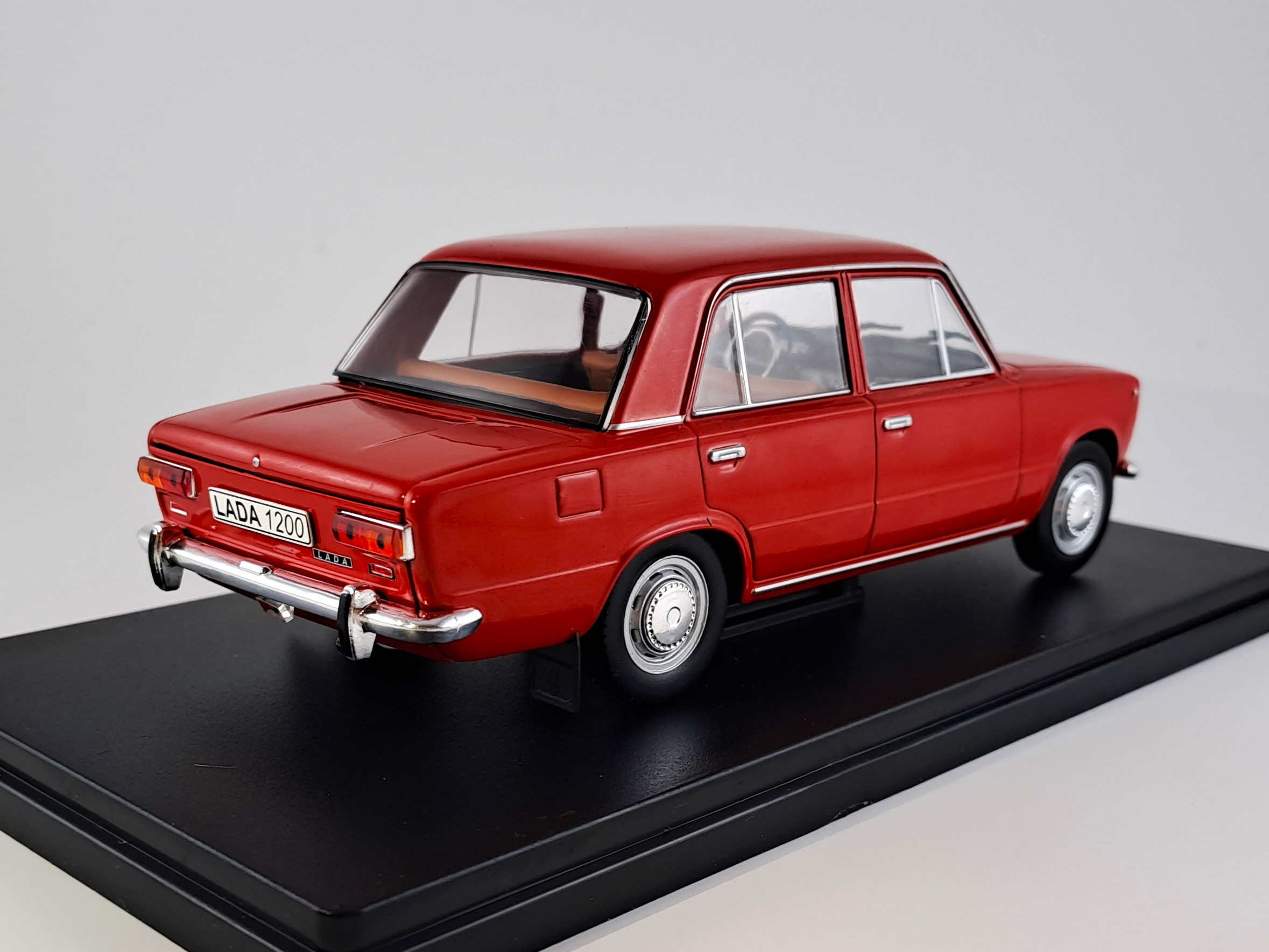 Lada 1200 červená 1:24 Hachette