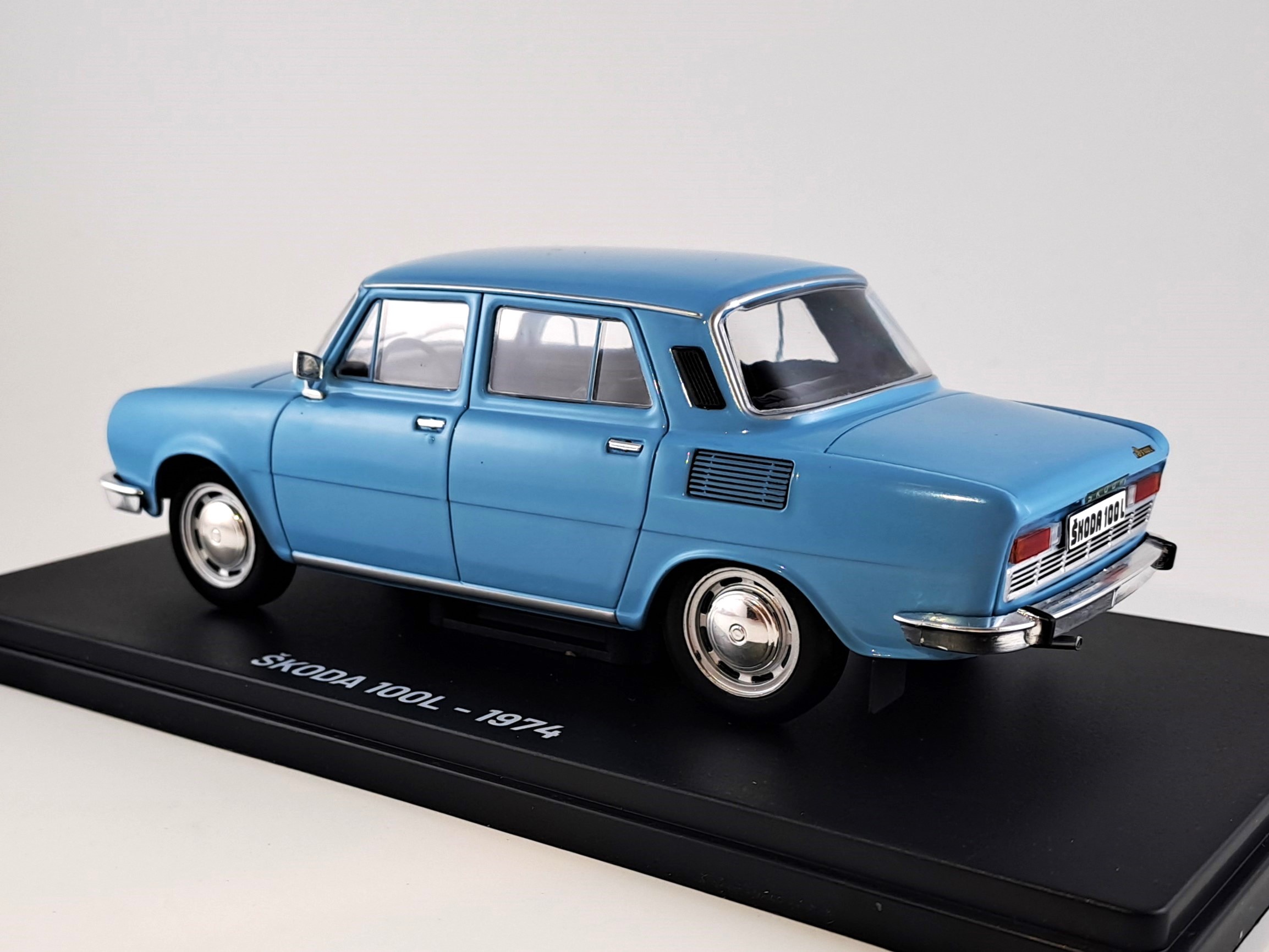 Škoda 100 L modrá 1:24 Hachette