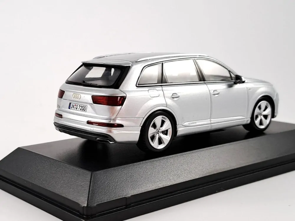 Audi Q7 1:43 Spark