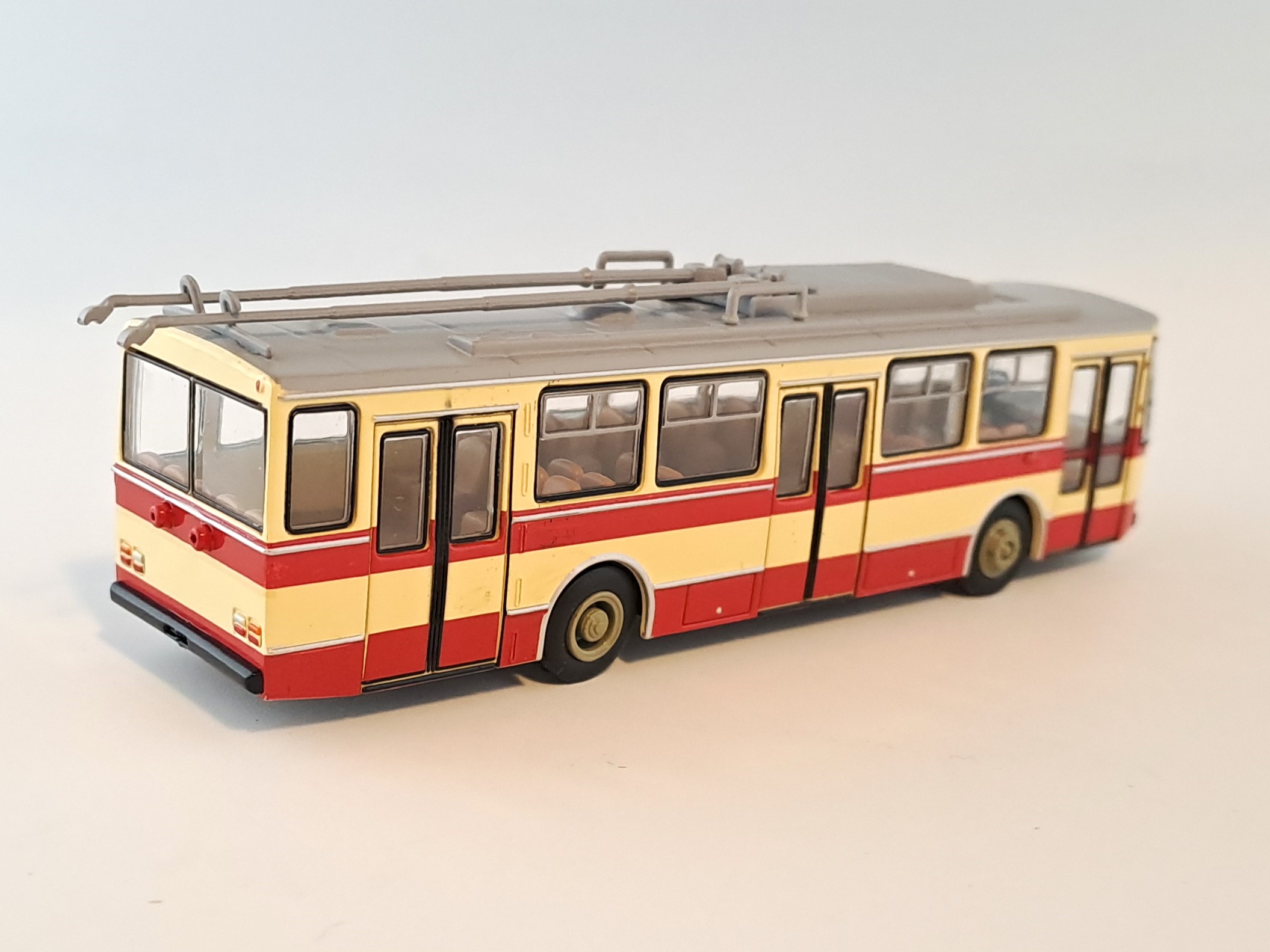 Škoda 14Tr červenobéžová 1:87 Brekina