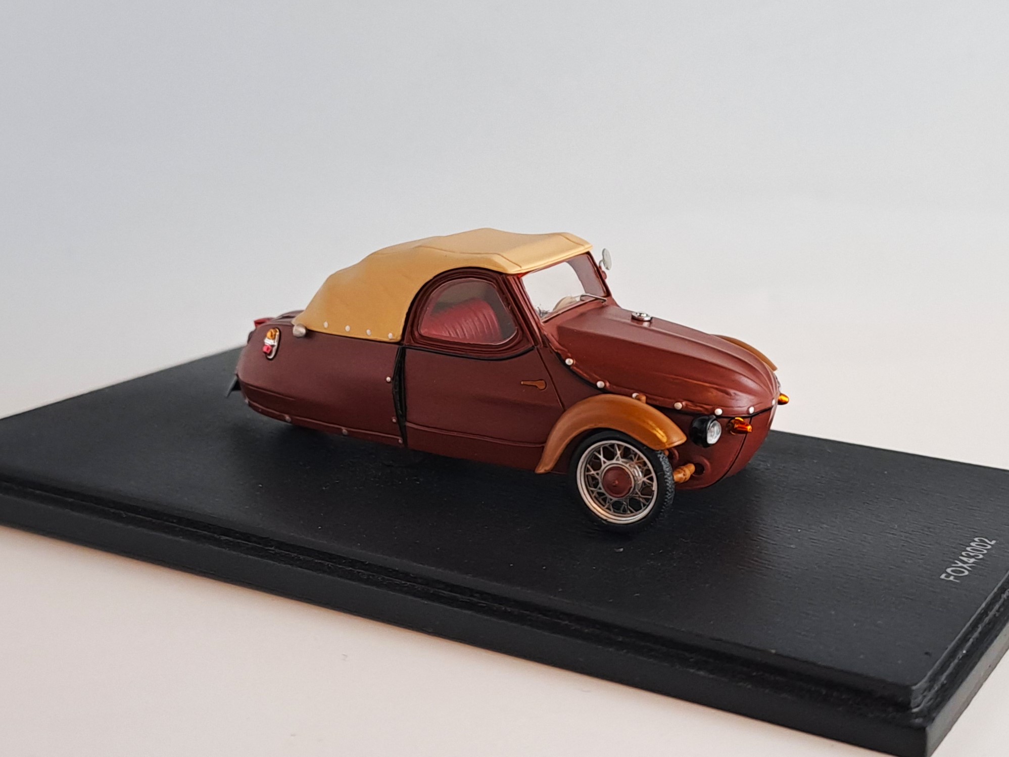 Velorex 16/350 zavřená střecha 1:43 Spark