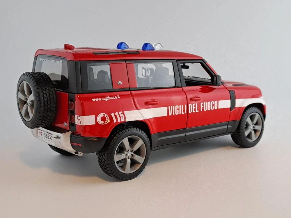 Land Rover Defender 110 hasiči 1:24 Bburago