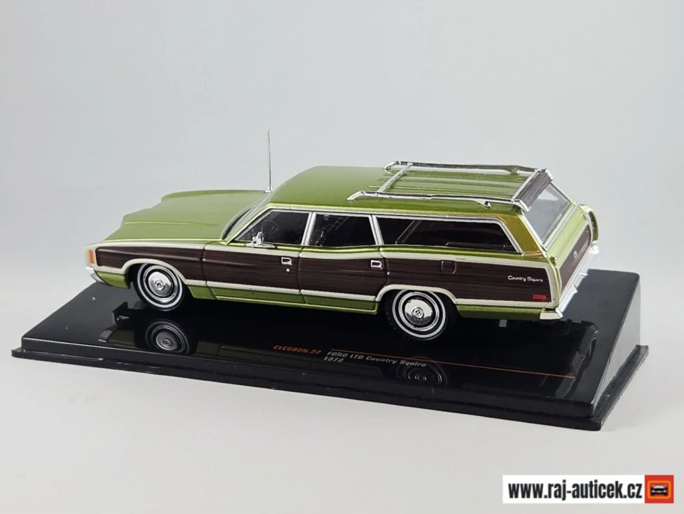 Ford LTD Country Squire 1972 1:43 IXO