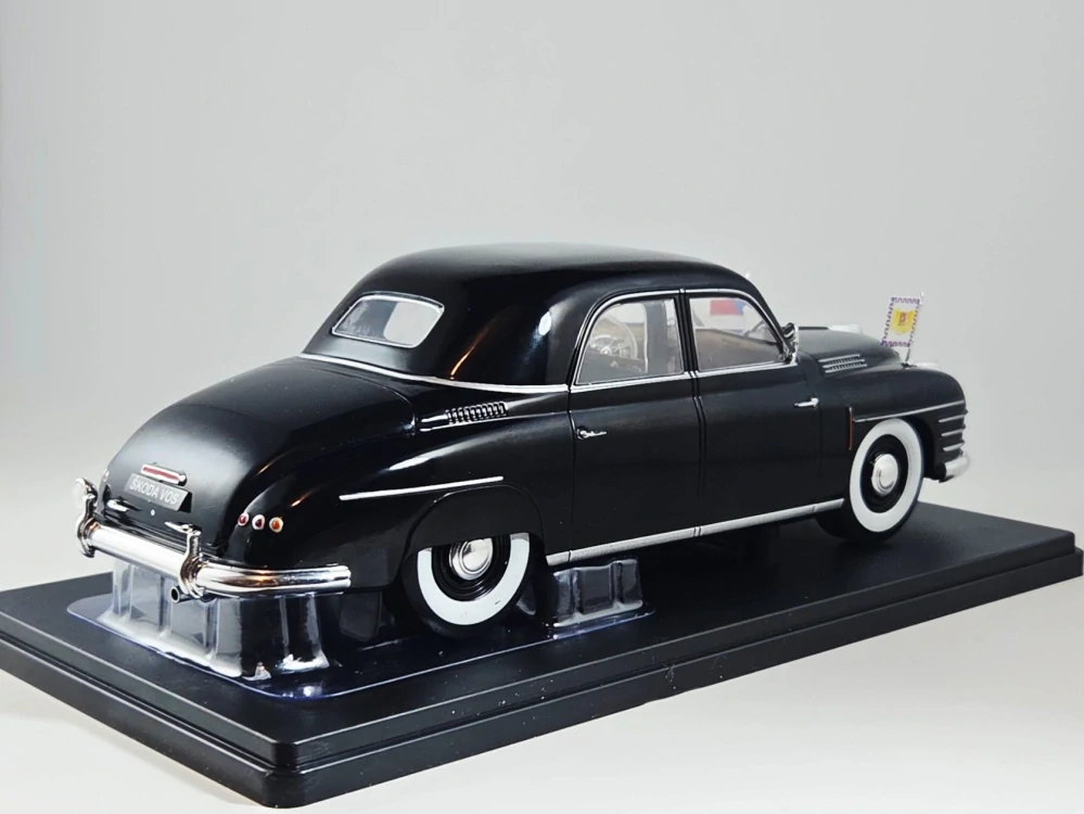 Škoda VOS 1:24 časopis Nadčasové Ikony no.8 s modelem