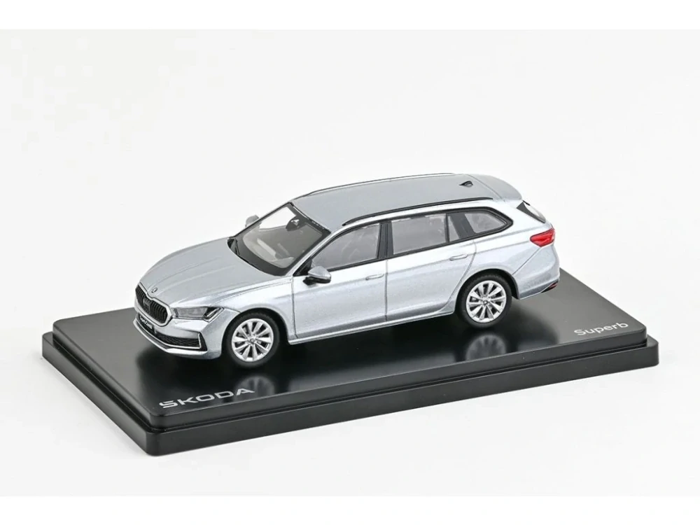 Škoda Superb IV Combi (2023) - Stříbrná Pebble Metalíza 1:43 Abrex