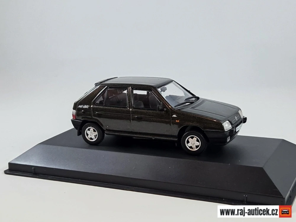 Škoda Favorit Black Line 1:43 DeAgostini časopis s modelem