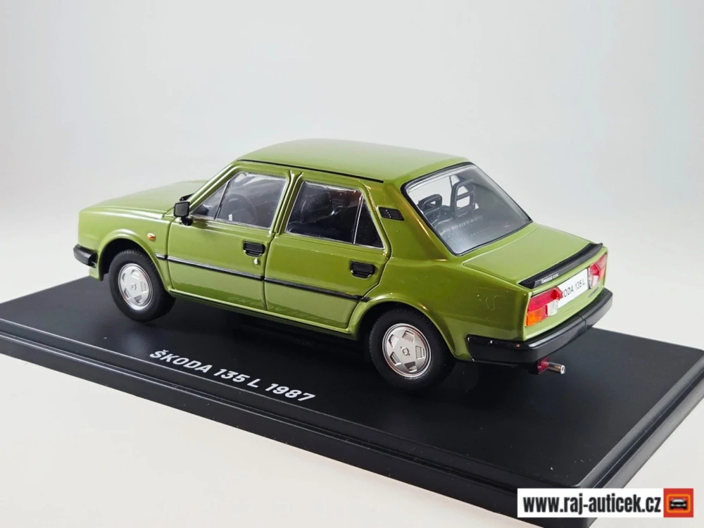 Škoda 135 L 1:24 časopis Nadčasové Ikony no.11 s modelem