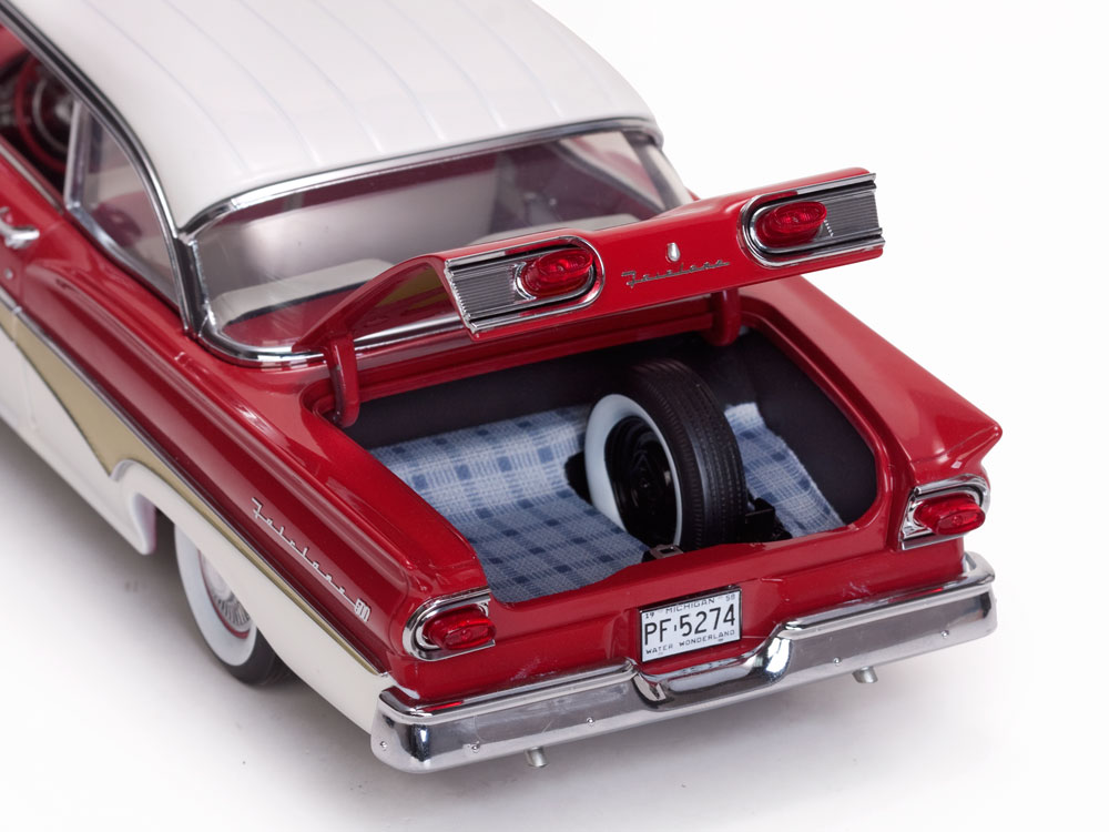 Ford Fairline 500 HardTop 1:18 Sunstar