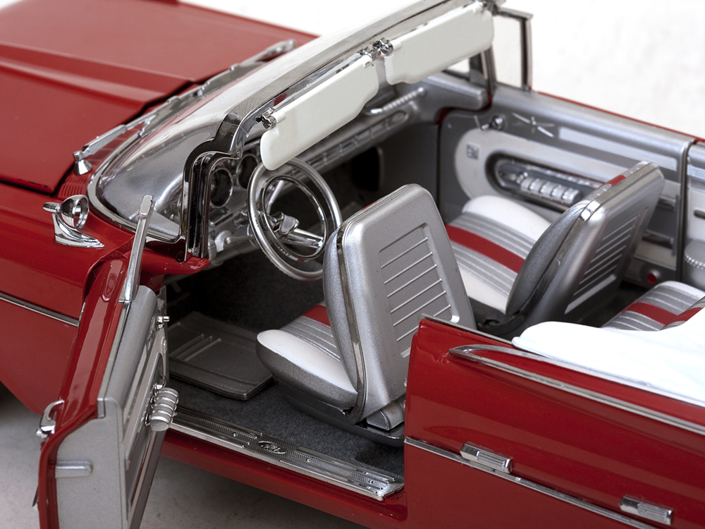 Pontiac Bonneville Convertible 1:18 Sun Star